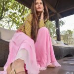 Payal Rohatgi Instagram - हम सब को पता है कि अर्नब गोस्वामी की वॉट्सऐप chats लीक हुई है और इसे मुंबई पुलिस ने किया है। मगर मैं सिर्फ़ इतना ही कहना चाहती हूँ कि इन chats में गोस्वामी ने पुलवामा के आतंक वाले हमले को अपनी निजी सोच के तहत celebrate किया क्योंकि उन्हें लगा कि इस हमले के बाद अब मोदीजी आसानी से सत्ता में आ जाएंगे।अब ये एक पत्रकार की सोच है जो पत्रकारिता का धंधा करता है। अगर ये सोच ग़लत है तो तो ऐसे ही सोच #RajdeepSardesai की थी जो एक चहिता है मोदी विरोधी गैंग का और उसने ये सोच प्रकट करी थी जब 2001 में पार्लियामेंट पर अटैक हुआ था। ये कहकर की “ मैंने अपने कैमरामैन को दरवाज़ा बंद करने के लिए कहा क्योंकि सारी फ़ुटेज मुझे शूट करके अपने चैनल पर डालनी थी” दोनों की समान सोच है और अगर एक की सोच निंदनीय है तो दूसरे की सोच भी निंदनीय है ये कहकर मैं सिर्फ़ इतना ही कहना चाहती हूँ कि मैं रखती हूँ अपनी सोच देश के प्रति और कोशिश करती हूँ कि सही के साथ खड़ी रहूँ और अगर गलती होती है तो माफ़ी भी माँगती हूँ । हाँ मैंने Kangana की मुंबई को POK कहकर बुलाने wale बयान का समर्थन kiya था कि ये निजी सोच का समर्थन karti हूँ 🙏 #payalrohatgi
