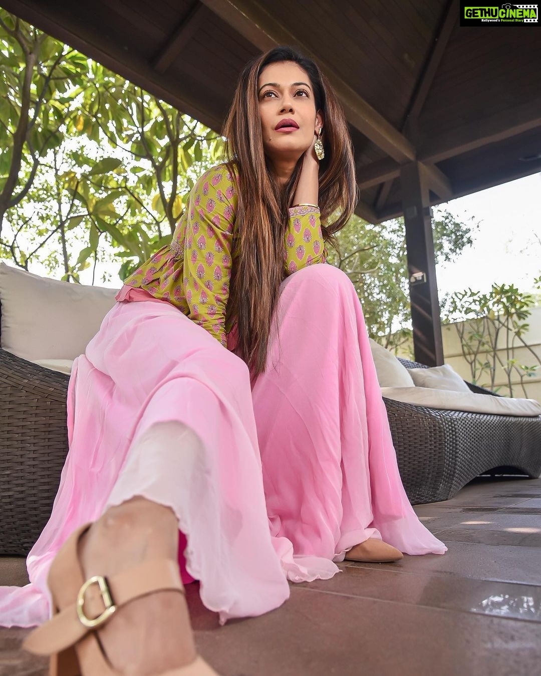 Payal Rohatgi Instagram - हम सब को पता है कि अर्नब गोस्वामी की वॉट्सऐप chats लीक हुई है और इसे मुंबई पुलिस ने किया है। मगर मैं सिर्फ़ इतना ही कहना चाहती हूँ कि इन chats में गोस्वामी ने पुलवामा के आतंक वाले हमले को अपनी निजी सोच के तहत celebrate किया क्योंकि उन्हें लगा कि इस हमले के बाद अब मोदीजी आसानी से सत्ता में आ जाएंगे।अब ये एक पत्रकार की सोच है जो पत्रकारिता का धंधा करता है। अगर ये सोच ग़लत है तो तो ऐसे ही सोच #RajdeepSardesai की थी जो एक चहिता है मोदी विरोधी गैंग का और उसने ये सोच प्रकट करी थी जब 2001 में पार्लियामेंट पर अटैक हुआ था। ये कहकर की “ मैंने अपने कैमरामैन को दरवाज़ा बंद करने के लिए कहा क्योंकि सारी फ़ुटेज मुझे शूट करके अपने चैनल पर डालनी थी” दोनों की समान सोच है और अगर एक की सोच निंदनीय है तो दूसरे की सोच भी निंदनीय है ये कहकर मैं सिर्फ़ इतना ही कहना चाहती हूँ कि मैं रखती हूँ अपनी सोच देश के प्रति और कोशिश करती हूँ कि सही के साथ खड़ी रहूँ और अगर गलती होती है तो माफ़ी भी माँगती हूँ । हाँ मैंने Kangana की मुंबई को POK कहकर बुलाने wale बयान का समर्थन kiya था कि ये निजी सोच का समर्थन karti हूँ 🙏 #payalrohatgi
