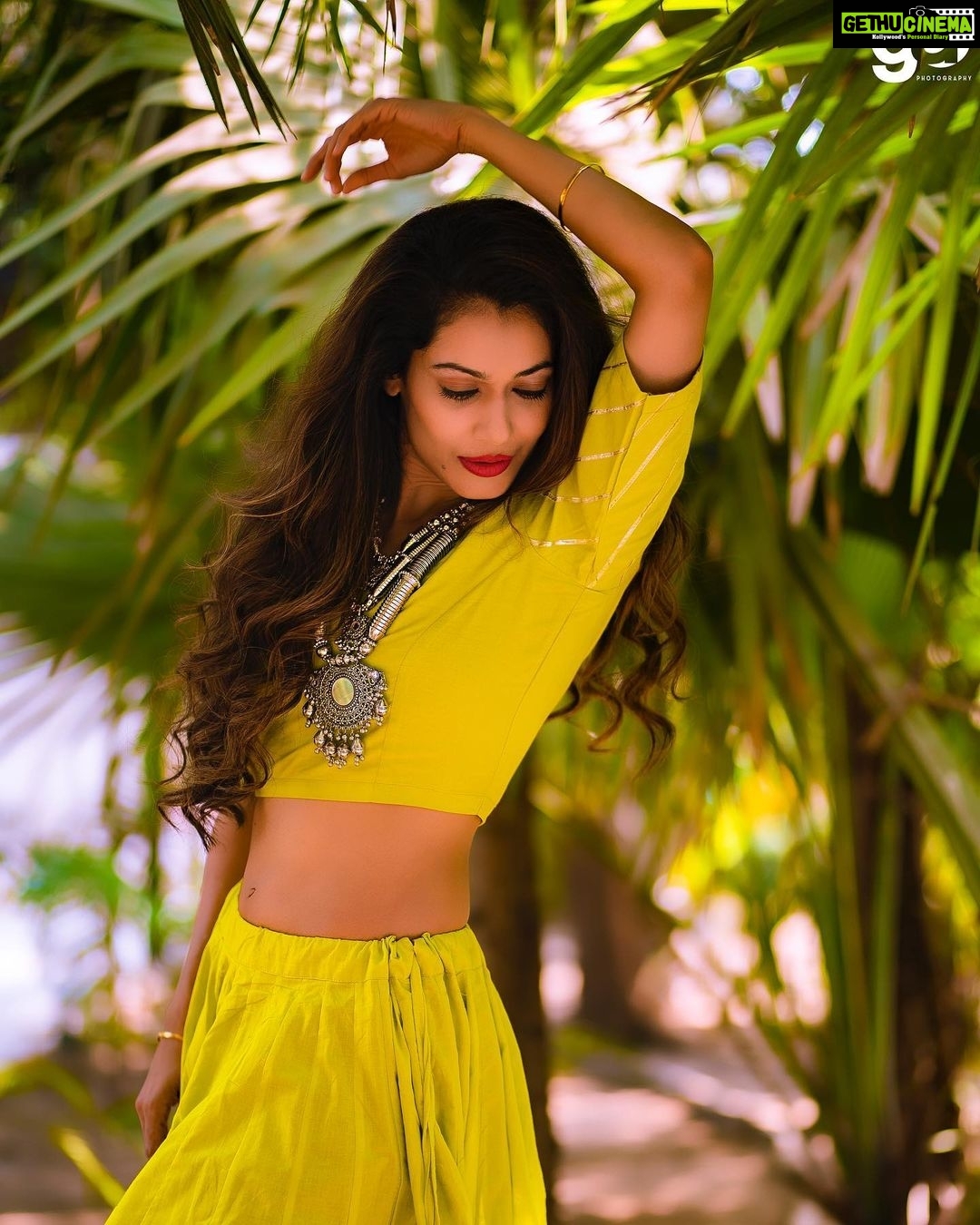 Payal Rohatgi Instagram - जिस प्रकार OTT platform का इस्तेमाल किया जा रहा है sanatana dharm को निशाना बनाने के लिए उसी प्रकार हमें OTT प्लैटफॉर्म्स का इस्तेमाल करना पड़ेगा हमारा सच भी बहार रखने के लिए क्योंकि षड्यंत्र रचा गया Sushant Singh Rajput को अपने रास्ते से निकालने के लिए क्योंकि वो एक talented outsider था और ये जाल बुना bollywood के दिग्गज लोगों ने क्योंकि वो उसके talent से डर गए थे। मैं नहीं चाहती कि ऐसा कोई भी outsider के साथ हो जैसा Sushant Singh Rajput के साथ हुआ इसलिए हमें हमारी कहानी बाहर लानी होगी। #Deathinbollywood एक web series है जो BBC par दिखाई दी जा रही है जहाँ पर #JiahKhan की मृत्यु के ऊपर इंफॉर्मेशन है कि कैसे उसका track suit ग़ायब था, कैसे उसका phone unlock था और उसके अंदर का data ग़ायब था और कैसे मुंबई police और CBI दोनों ने इस case को solve सही तरीक़े से नहीं kiya Asha karti हूँ कि सभी log ये web series को देखेंगे 🙏 #payalrohatgi
