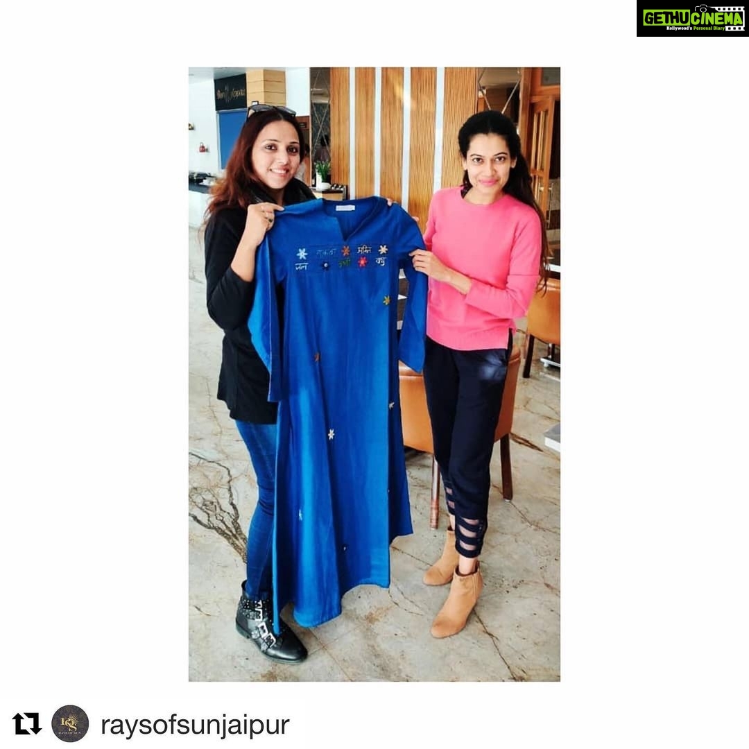 Payal Rohatgi Instagram - बालीवुड में एक outsider को कहा जाता है कि अगर वो वो दारु, सिगरेट, ड्रग्स नहीं करेगा तो वो fashionable नहीं दिखेगा और इस प्रकार एक outsider को इन नशीली चीजों की लत लगायी जाती है और उस outsider के talent को ख़त्म करने का षड्यंत्र शुरू किया जाता है।Sushant Singh dhoni film के बाद १०० करोड़ का business कर रहे थे box office पर और उनसे बोहोत ईर्षा थी bollywood ke सुपरस्टार्स को और इसलिए एक षड्यंत्र रचा जहाँ पर media, पत्रकार, producer, director, उनकी girlfriends, drugs सब का इस्तेमाल किया गया उन्हें निशाना बनाकर ख़त्म करने के लिए। अगर कोई outsider जो talented हो उसे नशे की लत लगायी जाती है तो ये भी कहा जाता है उसे के ये लत से उसका talent खुलकर बाहर आएगा। ये सोच से outsider को लड़ना होगा क्योंकि talent नशा करने से खुलकर बाहर नहीं आता। सुपरस्टार्स talented outsider को नशे की लत लगाकर उन्हें अपने रास्ते से निकाल देते हैं और यही SSR के साथ हुआ।मैं इतना ही कहना चाहती हूँ कि जब वो जीवित थे तब उन्होंने अपनी फ़िल्मों से हमें प्रेरित किया और उनकी मौत के बाद भी उन्होंने हमें ये सबक़ सिखाया के अपने आप को कैसे सुरक्षित रखना होगा bollywood में आगे बढ़ने के लिए। #Repost @raysofsunjaipur with @get_repost ・・・ Our director , Meenakshi Ahuja Greeted Actress @payalrohatgi with our Panch-Tatva Kurti. Payal Rohatgi is an Indian Actress and Proud Hindu. #payalrohatgi #handembroidery #handcrafted #sustainablefashion #khadi #crafts #textile #brand #indianwomen #natural #organic #cotton #jaipur #ss20 #handwoven #jaipur #indiancraft #india #worldtextiles #fashionable #instagram #hindu #ecommerce #worldfashion #slowfashion #payalrohatgi