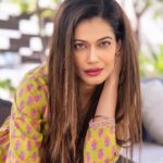 Payal Rohatgi Instagram - मैं इतना कहना चाहती हूँ कि Tandav के makers को जो अब माफ़ीनामा दे रहे हे भगवान श्री राम और भगवान शिव जी पर हास्यजनक टिप्पणी करने के बाद कि ये एक तरीक़े का मज़ाक बन चुका है की भारत में web series में sanatana dharm को निशाना बनाकर हिन्दुओं की आस्था को ठेस पहुँचाओ और उसके बाद माफ़ीनामा भेज कर TRP जो मिल गई है अपने project को उससे फ़ायदा उठाओ ये अब बंद होना होगा। जब #PayalRohatgi को jail भेजा गया क्योंकि उसने Motilal Nehru ke ऊपर video बनाया congress द्वारा ये कहकर कि Payal को सबक़ सिखाना चाहिए और पायल का माफ़ीनामा accept नहीं किया गया तो फिर आज की तारीख़ में web series वालों को भी सबक़ सिखाने के लिए उनको arrest करना पड़ेगा क्योंकि ये पहली गलती नहीं है बार बार ये लोग इस तरह का content market में बेच रहे हैं। मुझे ये सुनकर बहुत ख़ुशी हुई के UP police UP से रवाना हो चुकी है तांडव के लिए निर्देशक और Amazon India के head को गिरफ़्तार करने के लिए क्योंकि लातों के भूत बातों से नहीं मानते इसके बारे में तो हम सबने सुना होगा। जिस प्रकार Leela, A suitable boy, Patallok, Bulbul ऐसी web series बनाकर sanatana dharm को target किया गया है ये देखकर ये 1 साज़िश लग रही है। और केंद्रीय Sarkar को OTT platform के ऊपर कड़ी कार्रवाई करनी चाहिए और कुछ क़ानून बनाने चाहिए जिसके इर्द गिर्द वो web series का content बनाए 🙏 #Repost @mehul_more_photography with @get_repost ・・・ Actress- @payalrohatgi Photography @mehul_more_photography Assist by @jigneshboshiyaphotography Outfit @kaalateeka.in Jewellery @ethnicandaz HMUA @khushikamalkar_artistry Team @dj_komex