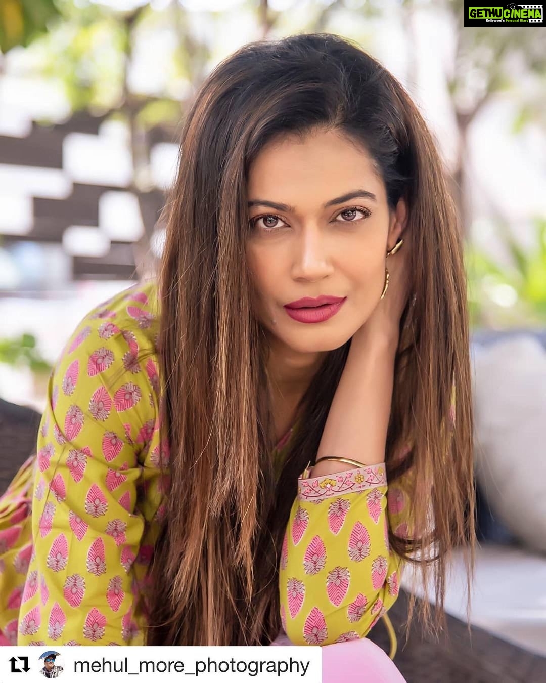 Payal Rohatgi Instagram - मैं इतना कहना चाहती हूँ कि Tandav के makers को जो अब माफ़ीनामा दे रहे हे भगवान श्री राम और भगवान शिव जी पर हास्यजनक टिप्पणी करने के बाद कि ये एक तरीक़े का मज़ाक बन चुका है की भारत में web series में sanatana dharm को निशाना बनाकर हिन्दुओं की आस्था को ठेस पहुँचाओ और उसके बाद माफ़ीनामा भेज कर TRP जो मिल गई है अपने project को उससे फ़ायदा उठाओ ये अब बंद होना होगा। जब #PayalRohatgi को jail भेजा गया क्योंकि उसने Motilal Nehru ke ऊपर video बनाया congress द्वारा ये कहकर कि Payal को सबक़ सिखाना चाहिए और पायल का माफ़ीनामा accept नहीं किया गया तो फिर आज की तारीख़ में web series वालों को भी सबक़ सिखाने के लिए उनको arrest करना पड़ेगा क्योंकि ये पहली गलती नहीं है बार बार ये लोग इस तरह का content market में बेच रहे हैं। मुझे ये सुनकर बहुत ख़ुशी हुई के UP police UP से रवाना हो चुकी है तांडव के लिए निर्देशक और Amazon India के head को गिरफ़्तार करने के लिए क्योंकि लातों के भूत बातों से नहीं मानते इसके बारे में तो हम सबने सुना होगा। जिस प्रकार Leela, A suitable boy, Patallok, Bulbul ऐसी web series बनाकर sanatana dharm को target किया गया है ये देखकर ये 1 साज़िश लग रही है। और केंद्रीय Sarkar को OTT platform के ऊपर कड़ी कार्रवाई करनी चाहिए और कुछ क़ानून बनाने चाहिए जिसके इर्द गिर्द वो web series का content बनाए 🙏 #Repost @mehul_more_photography with @get_repost ・・・ Actress- @payalrohatgi Photography @mehul_more_photography Assist by @jigneshboshiyaphotography Outfit @kaalateeka.in Jewellery @ethnicandaz HMUA @khushikamalkar_artistry Team @dj_komex