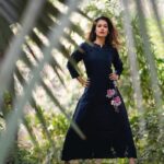 Payal Rohatgi Instagram - जब से ये साल शुरू हुआ है तब से हमने देखा है कि कैसे एक चर्चा चल रही है #whatsapp को निकालने के लिए जो एक software है जिस पर बातचीत हम अपने friends ke साथ और बाक़ी लोगों के साथ करते हैं और ये software facebook से कनेक्टेड है। Facebook के rival social media platform Twitter के head ने #signal को इस्तेमाल करने के लिए कहा है। मुझे लगता है कि ये निजी झगड़े में लोगों का नुक़सान हो रहा है और लोगों की निजी ज़िंदगी अब सबके सामने आ रही है और इस झगड़े का सबसे पहला बलिदान है #ArnabGoswami।Goswami एक राष्ट्रवाद की छवि रखते हैं, एक पत्रकार है जिनको mumbai police ने 2 साल पहले बंध हुए case में 8 दिन jail में रखा था। अब यही मुंबई police ने एक ५०० page की WhatsApp chat release करी है जिसमें Goswami की बातचीत हो रही है Partho Das Gupta के साथ जो BARC ke CEO रह चुके हैं।2017 कि ये WhatsApp chat में Arnab को पता था कि Smriti Irani I&B minister बनने वाली है और साथ में Arnab ने काफ़ी बार बातचीत में PMO में संपर्क करना बहुत आसान समझा था।अब ये WhatsApp chat में Arnab कि निजी सोच दूसरे पत्रकार Navika के बारे में, Rajat Sharma के बारे में और नेता Prakash Javedekar के ke बारे में बाहर आती है। मैं यहाँ पर कोई सफ़ाई नहीं देना चाहती परंतु सिर्फ़ इतना ही कहना चाहती हूँ कि बहुत सारे लोग एक सोच रखते हैं जो दुनिया के सामने रखते हैं मगर कभी कबार दूसरी सोच दिमाग़ में उनके आती है जो सिर्फ़ वो अपने निजी लोगों के सामने रख सकते हैं। क्योंकि इसी देश में bigboss जैसा शो चलता है जहाँ पे निजी बातचीत पर TRP मिलती है। यहाँ पर अगर Arnab की WhatsApp chat मुंबई police ने leak करी है तो मुंबई police को Param Singh Dahiya की भी WhatsApp chat leak करनी चाहिए, Udhav Thackeray की भी WhatsApp chat leak करनी चाहिए, Arbaaz Khan की भी WhatsApp chat leak करनी चाहिए मगर यहाँ पर Arnab को निशाना बनाया गया है क्योंकि वो TRP scam का मामला है। ये कहकर मैं इतना ही कहना चाहती हूँ कि अगर Arnab को पता था Pulwama terror attack के बारे में तो ये कैसे पता लगा उसे क्योंकि ये इंफॉर्मेशन तो सिर्फ़ PM और IAF chief के पास होनी चाहिए ?? मैं ये सब इसलिए कह रही हूँ क्योंकि WhatsApp का patta काटने ke लिए और मैं आपकी बली चढ़ाई गई makar यहाँ par और मैं आपको कैसे पता था बालाकोट Air strike ke bare में ये प्रश्न एक जायज़ प्रश्न है 🙏 #payalrohatgi