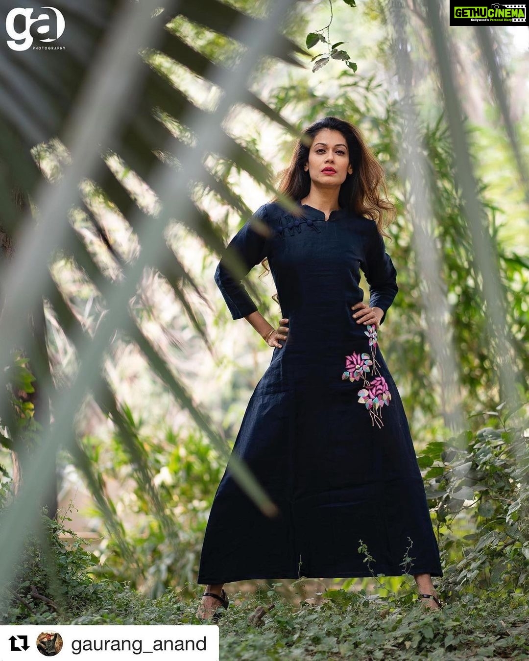 Payal Rohatgi Instagram - जब से ये साल शुरू हुआ है तब से हमने देखा है कि कैसे एक चर्चा चल रही है #whatsapp को निकालने के लिए जो एक software है जिस पर बातचीत हम अपने friends ke साथ और बाक़ी लोगों के साथ करते हैं और ये software facebook से कनेक्टेड है। Facebook के rival social media platform Twitter के head ने #signal को इस्तेमाल करने के लिए कहा है। मुझे लगता है कि ये निजी झगड़े में लोगों का नुक़सान हो रहा है और लोगों की निजी ज़िंदगी अब सबके सामने आ रही है और इस झगड़े का सबसे पहला बलिदान है #ArnabGoswami।Goswami एक राष्ट्रवाद की छवि रखते हैं, एक पत्रकार है जिनको mumbai police ने 2 साल पहले बंध हुए case में 8 दिन jail में रखा था। अब यही मुंबई police ने एक ५०० page की WhatsApp chat release करी है जिसमें Goswami की बातचीत हो रही है Partho Das Gupta के साथ जो BARC ke CEO रह चुके हैं।2017 कि ये WhatsApp chat में Arnab को पता था कि Smriti Irani I&B minister बनने वाली है और साथ में Arnab ने काफ़ी बार बातचीत में PMO में संपर्क करना बहुत आसान समझा था।अब ये WhatsApp chat में Arnab कि निजी सोच दूसरे पत्रकार Navika के बारे में, Rajat Sharma के बारे में और नेता Prakash Javedekar के ke बारे में बाहर आती है। मैं यहाँ पर कोई सफ़ाई नहीं देना चाहती परंतु सिर्फ़ इतना ही कहना चाहती हूँ कि बहुत सारे लोग एक सोच रखते हैं जो दुनिया के सामने रखते हैं मगर कभी कबार दूसरी सोच दिमाग़ में उनके आती है जो सिर्फ़ वो अपने निजी लोगों के सामने रख सकते हैं। क्योंकि इसी देश में bigboss जैसा शो चलता है जहाँ पे निजी बातचीत पर TRP मिलती है। यहाँ पर अगर Arnab की WhatsApp chat मुंबई police ने leak करी है तो मुंबई police को Param Singh Dahiya की भी WhatsApp chat leak करनी चाहिए, Udhav Thackeray की भी WhatsApp chat leak करनी चाहिए, Arbaaz Khan की भी WhatsApp chat leak करनी चाहिए मगर यहाँ पर Arnab को निशाना बनाया गया है क्योंकि वो TRP scam का मामला है। ये कहकर मैं इतना ही कहना चाहती हूँ कि अगर Arnab को पता था Pulwama terror attack के बारे में तो ये कैसे पता लगा उसे क्योंकि ये इंफॉर्मेशन तो सिर्फ़ PM और IAF chief के पास होनी चाहिए ?? मैं ये सब इसलिए कह रही हूँ क्योंकि WhatsApp का patta काटने ke लिए और मैं आपकी बली चढ़ाई गई makar यहाँ par और मैं आपको कैसे पता था बालाकोट Air strike ke bare में ये प्रश्न एक जायज़ प्रश्न है 🙏 #payalrohatgi