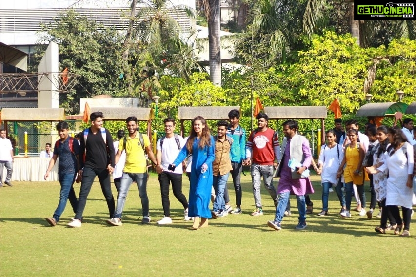 Payal Rohatgi Instagram - आज हम स्वर्गीय Sushant Singh Rajput कि जन्मतिथी पर उन्हें याद करते हुए ये कह रहे हैं की हमें बहूत दुःख हुआ उनकी मृत्यु से और इसलिए हमने आवाज़ उठायी क्योंकि हम चाहते थे कि उनकी आत्मा को शांति मिले और उन्हें न्याय मिले।उन्होंने अपने जीवन में हमें प्रेरणा दी अपनी फ़िल्मों से, अपने टैलेंट से, मगर बॉलीवुड के अंदर की गंदगी ने उनके टैलेंट को निशाना बनाया और वो आज हमारे बीच नहीं है। हम सबको पता है कि कैसे सालो से सनातन धर्म को निशाना बनाया जा रहा है उसे ख़त्म करने के लिए।उसी तरह सुशांत सिंह राजपूत के ख़ूबसूरत दिमाग को निशाना बनाया गया उसके टैलेंट को ख़त्म करने के लिए क्योंकि वो एक कॉम्पिटिशन था bollywood ke सुपरस्टार्स ke लिए ३०-४० सालो से इस industry पर राज कर रहे हैं और अपनी मनमानी कर रहे है। मैं इतना ही कहना चाहती हूँ कि bollywood में हम सबको पता है कि casting couch है और me too आंदोलन में ये खुलकर बाहर आया मगर bollywood में इस प्रकार का nepotism और drugs का इस्तेमाल किया जाता है वो हमें Sushant Singh Rajput के मृत्यु ke बाद पता चला।भारत की तीन वरिष्ठ agency CBI, ED और NCB Sushant Singh मृत्यु को इन्वेस्टिगेटर कर रही है कुछ महीनों से। अभी तक CBI की कोई official statement नहीं आयी परन्तु NCB ne हमें बताया किस प्रकार bollywood के नस नस में drugs घुसा हुआ है। #payalrohatgi