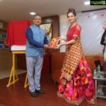 Payal Rohatgi Instagram – हाल में ही #Tandav करके web series जो release हुई है जिसमें Swara Bhaskar का एक चम्चा #ZeeshanAyub काफ़ी अच्छे role में दिखाई दिया जाता है और film के lead अभिनेता #SaifAliKhan दिख रहे हैं।इस web series के अंदर Zeeshan ने Trishul का उपयोग करके अंग्रेज़ी में गाली दे रहा है और भगवान राम और शिव के बारे में हास्यजनक और ग़लत बात कर रहा है। 

ये देखकर मैं इतना ही कहना चाहती हूँ कि police complaint होनी चाहिए ये web series के निर्देशक #AliAbassZafar के ख़िलाफ़ क्योंकि इस तरह सनातन धर्म के भगवानों को निशाना बनाकर अपने web series को सुर्ख़ियों में लाना ग़लत है, निंदनीय है। 

मैं सिर्फ़ इतना ही कहना चाहती हूँ सभी सनातनी लोगों से के ये लोग जानबूझ के ऐसा करते हैं क्योंकि इनको पता है सुर्ख़ीयों में आने के लिए ये आसान तरीक़ा है क्योंकि #Biggboss को भी बॉयकॉट करणे के trend से वो शो को TRP मिली है।मगर complaint तो करनी पड़ेगी क्यूँकि यह हम कर सकते हैं भारत के अंदर🙏 #payalrohatgi