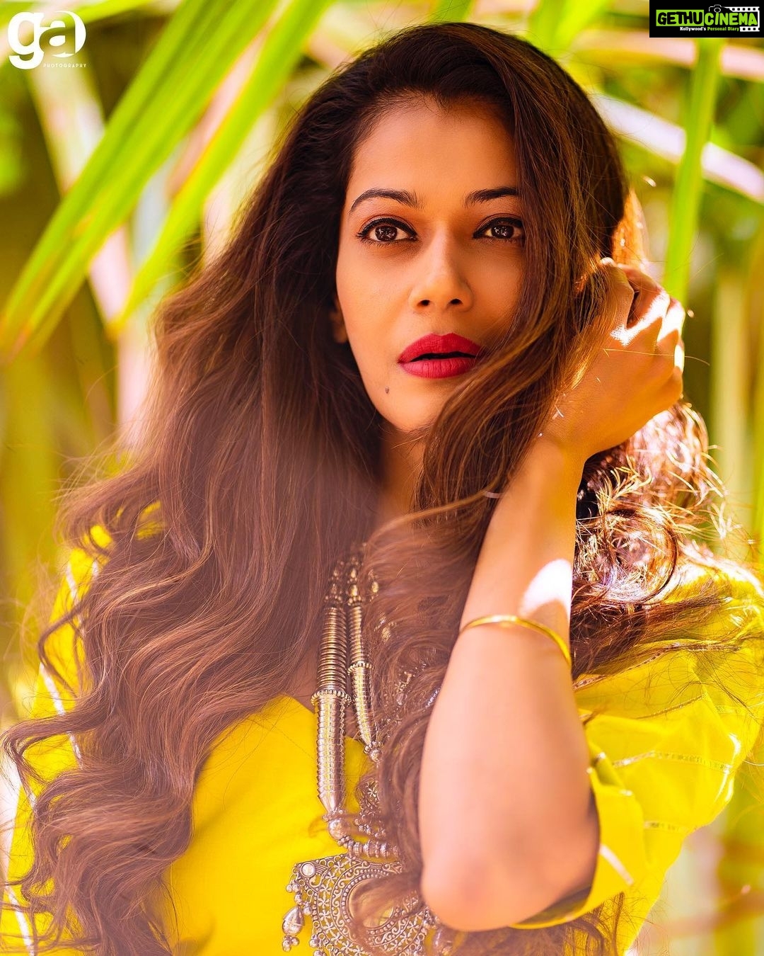 Payal Rohatgi Instagram - आज बात करते हैं so called अभिनेत्री #RichaChadda के बारे में जो हाल में ही सुर्ख़ीयों में थी क्योंकि उसके ऊपर दूसरी अभिनेत्री #PayalGhosh ने आरोप लगाया था कि वो sexual favour देती है काम के बदले और ये उसने बोला क्योंकि जब वो #AnuragKashyap के पास गई थी काम माँगने के लिए तब ऐसा वो कह रही थी की अनुराग ने उसे कहा। परंतु इस मामले के ऊपर ऋचा ने केस दर्ज किया कोर्ट में और केस आज की तारीख़ में रद्द हो चुका है क्योंकि दोनों अभिनेत्रियों ke बीच में कोई प्रकार की सुला हुई है मगर ये कह कर सिर्फ़ इतना कहना है कि जो औरत अपने आप को mahila की rights के लिए लड़ने wali Feminist का ख़िताब देती है वो औरत अब काम कर रही है अपने आने wali film में director #SubhashKapoor के साथ जिसका तो video भी public domain हैं जहाँ हम देख सकते हैं के Geetika डिरेक्टर Subhash को उसकी पत्नी ke सामने confront कर रही है उसके व्यवहार के बारे में। ये झूठ नहीं सच है ke Subhash का व्यवहार गितिका के साथ सही नहीं था । किस हद तक सही नहीं था ये तो police कार्रवाही बताती है परंतु सही नहीं था क्योंकि geetika ने डिरेक्टर को उसकी बीवी ke सामने का confront kiya और डिरेक्टर ने क़बूल भी किया था। अब वो ही डिरेक्टर ke साथ ये Richa काम कर रही है जो तिलमिला उठी थी जब उसका नाम Anurag ke साथ जोड़ा गया था Payal Ghosh द्वारा और Richa जो औरतों के हक़ के लिए लड़ती है वो औरतों का शोषण करने वाले डिरेक्टर ke साथ kaam कर रही है अपनी रोज़ी रोटी ke लिए🙏 #payalrohatgi