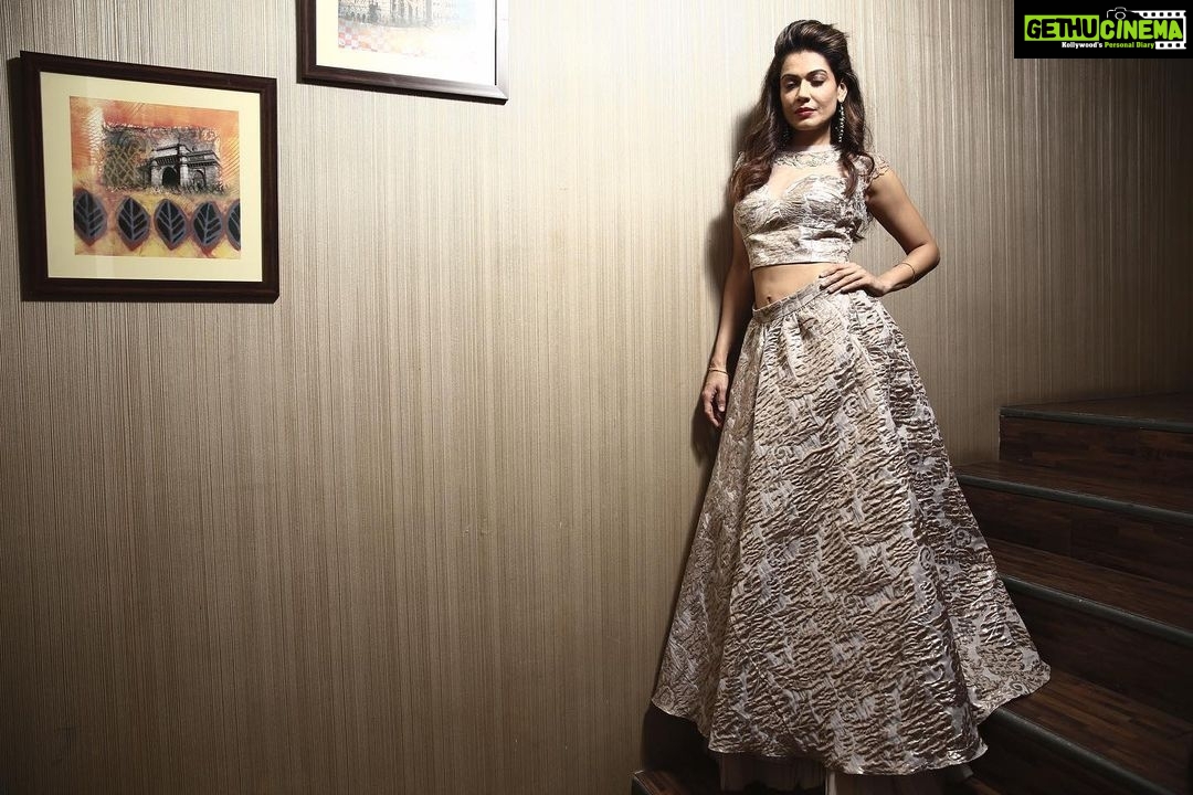 Payal Rohatgi Instagram - आज हम बात करते हैं सेक्यूलर उंगली करने वाली औरत की जो Bharat में रोज़ी रोटी कमा गई 2020 में Modi नफ़रत फैलाके। ये Swara अभी तक PETA की brand ambassador नहीं बनी इसलिए मास खाने से उसे कोई दिक़्क़त नहीं है 😜 ये औरत जो #CAA क़ानून के बाद delhi में दंगे फैलाने के पीछे अपना योगदान दे सकती है वो अब ऐसी विचारधारा का प्रचार कर रही है कि Bharat में मुसलमान होना सबसे बड़ा गुनाह है। अब अगर ये औरत ऐसी विचारधारा फैला रही है तो मुझे समझ नहीं पड़ता कि इसे जो इतनी हमदर्दी है मुसलमानों से वो ऐसी हमदर्दी जानवरों के प्रति क्यों नहीं रखती क्योंकि वो कह रही है की जो राष्ट्रवादी लोग ये कह रहे हैं भारतीय लोगों को हलाल मांस खाने की बजाय वो झटका मास खाए तो वो राष्ट्रवादी लोग ग़लत है । मैं जानना चाहती हूँ कि क्या जो लोग जानवरों की इतनी बेरहमी से मौत का समर्थन करते हैं क्योंकि इस्लामिक देशों में हलाल मास बेचा जाता है वो लोग आज भारत के अंदर मानवता की बात करते हैं और इस्लामोफोबिया की ग़लत कहानी बेचते हैं।ये लोग राष्ट्रवादी लोगों के ख़िलाफ़ जाने के लिए जानवरों की बेरहमी से होने वाली मौत का समर्थन करते हैं और यही लोग Modi जी के ख़िलाफ़ जाने के लिए मुसलमानों को भड़काते हैं कि उनका मुसलमान होना Bharat में ग़लत है। #payalrohatgi
