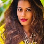 Payal Rohatgi Instagram - #SidhuMoosewala ने मेरी ज़बान की तुलना Bata से की 🤨 अब बचपन से हमें यही बताया गया है के Bata एक भारतीय brand है ये तो एक सोच है जैसे सोच है के इंदिरा गांधी ने Feroz Gandhi के साथ शादी करी जबकि उसकी शादी Feroz Khan के साथ हुई जो शायद पारसी था या मुसलमान मगर gandhi तो था नहीं। तो जिस हिसाब से एक झूठा narrative फैलाया जाता है Bharat के अंदर उसी तरह से ये सोच भी फैलायी गई के Bata एक bharatiy brand है मगर Bata Switzerland और Canada से जुड़ा हुआ brand है। ये Sidhu जो भारत के किसानों का आंदोलन से ख़ुद की publicity पा रहा है वो मेरी ज़बान को भारत के brand से नहीं बल्कि विदेशी brand से कंपेयर करके बताना चाहता है कि वो कितना भारतीय है ??? इसे कहते हैं मन्दबुद्धि का उदाहरण😛 अब बात करते हैं यह Sidhu कह रहा है कि मेरे कोई followers ही नहीं है उसकी तुलना में जो 5 million comments पाता है अपने YouTube channel par एक post par 😹 मैं इतना ही कहना चाहरही हूँ के भैया अगर आप इतने बड़े हो तो आपको मेरी सोच से इतनी दिक़्क़त क्यों हो रही है दिक़्क़त हो रही है ??? उसका मतलब कहीं न कहीं मेरे कम followers wale videos भी आपक़ो affect कर रहे हैं क्योंकि मैं आपसे हैसियत में शायद बड़ी हूँ 😉 मगर बाहर की funding से आए पैसों से नक़ली followers बढ़ाकर तुम अपनी तुलना मेरे से नहीं कर सकते थे इतना ही कहना है मुझे आपको 🙏 #payalrohatgi @gaurang_anand