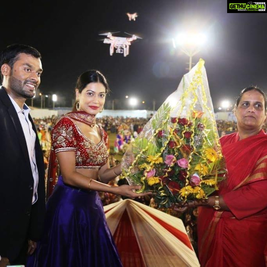 Payal Rohatgi Instagram - आज हम बात करते हैं #YogendraSalimYadav के ऊपर। ये एक बहुत ही विचित्र किरदार है जो कभी हिंदू बन जाता है और कभी मुसलमान 🤪 हम सिर्फ़ उसका दोगला पन लोगों के सामने रखना चाहते हैं क्योंकि इसने ख़ुद अपने मुँह 2018 में Mewat में कोई राजनीतिक भाषण बाज़ीकरी थी तब उसमें मुस्लिम लोगों को कहा था कि बचपन में उसका नाम उसके पिता जी ने Saleem रखा था और उसके पीछे की कहानी ये बतायी कि कैसे उसके दादा जी की मृत्यु हो गई थी हिन्दु/मुस्लिम झगड़े में और मुस्लिम समुदाय ने उनके दादा जी की हत्या कर दी। उनके मन में मुसलमानों के प्रति नफ़रत न हो इसलिए उनके पिताजी ने उनका नाम बचपन में Salim रखा 🤨 इससे ज़्यादा विचित्र कहानी मैंने नहीं सुनी वोटों की राजनीति में 😂😂 अब योगेन्द्र कभी छात्र बन जाते हैं, कभी नेता, कभी किसान के हित में लड़ने वाला क्रांतिकारी क्योंकि आज वो किसानों के हित में Modi Sarkar को ललकार रहा हैं और चाहता हैं कि Modi Sarkar तीनों kisaan bill को वापस ले ले। साथ में MSP पर एक guarantee का दाम दे, वो MSP जिसका विरोध असली kisaan सदियों से करता हुआ आ रहा था क्योंकि MSP का दाम फसल के दाम से कभी कबार बोहोत कम हुआ करता था jo kisaan को बहुत नुक़सान पहुँचाता था magar योगेन्द्र जी ke bare में क्या बात करे क्योंकि योगेन्द्र जी Haryana की Sarkar गिराना चाहते हैं kisaan आंदोलन द्वारा और ये log अपने निजी राजनीतिक फ़ायदे ke लिए किसी भी हद तक किस गिर सकते हैं क्योंकि ये वो ही log हैं जिनकी सोच Muhammed Ali Jinnah जैसी है जो अपने आप को प्रधानमंत्री बनाने के चक्कर में Bharat का बँटवारा कर बैठा🙏 #payalrohatgi