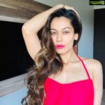 Payal Rohatgi Instagram - Bollywood के निर्देशक #RumiJafri को बुरा लग रहा है कि Riya Chakraborty ने एक महीना jail में बिताया और वो कह रहे हैं कि इससे वह बहुत ज़्यादा प्रभावित हो गई है और चुपचाप रहने लगी है तो मैं इतना कहना चाहती हूँ Rumi जी Riya Chakraborty को NCB ने गिरफ़्तार किया था drug के मामले में और उसका bhai तो 2 महीने ke लिए jail में था क्योंकि वो असल में drug peddlers के साथ ख़ुद संपर्क रखता था। Rhea Rumi जी की एक फ़िल्म #चेहरा में काम कर रही है और मुझे लगता है कि Rumi जी Rhea ke समर्थन में आ रहे हैं क्योंकि उन्हें picture का promotion भी करना है। सब को अपने धंधे की चिंता होती है, सब चाहते हैं कि वो पैसा बनाए 🤪 ये दूसरी बात है कि अगर Payal अपने videos से पैसे कमाती है जहाँ पर वो सिर्फ़ सच्ची ख़बर रखने का prayas करती है तो उसे एक मतलबी इंसान का ख़िताब दिया जाता है 😹😹 Rumi जी जो drug के मामले में एक गिरफ़्तार हुई औरत का पक्ष ले रहे हैं वो Sangram जी को भी जानते हैं मगर उन्होंने Sangram जी को कभी phone नहीं kiya जब Payal को गिरफ़्तार किया गया था Motilal Nehru की बीवी गिनने वाला video को बनाने के लिए।पायल उसकी वजह से वो 30 घंटे ke लिए jail में थी मगर किसी को भी नहीं लगा कि middle class family से आने वाली Payal ke साथ ग़लत हुआ क्योंकि उस समय Payal उनकी कोई film नहीं कर रही थी मगर middle class family से आने वाली Riya Chakraborty अगर गिरफ़्तार होती है drug मामले में तो सबको सहानुभूति होती है क्योंकि उनकी film उसके साथ आने वाली है 🙏