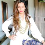 Payal Rohatgi Instagram - 2021 ke शुरुआत में हमने देखा कि कैसे Bharat का stock market छड़ रहा है और उसने 14 हज़ार का mark cross कर लिया जो बोहोत बड़ी achievement है 😉 ये बताती है कि कहीं न कहीं stock market को ये मंदी से कुछ फ़र्क़ नहीं पड़ रहा है 🤣 इतना कहना है कि #karma ज़रूर अपना फल देता है लोगों को जो उसमें विश्वास करते हैं और लोगों को जो उसमें विश्वास नहीं करते हैं । Bharat का इतिहास उदाहरण है karma का।जो अंग्रेजों ने Bharat का बँटवारा करवाया आज वो United Kingdom, European Union से अलग हो चुका है और उसने अपने आप 50 साल का सम्बंध ख़त्म कर दिया है। ये सबसे बड़ा उदाहरण हैं कर्मा का क्यूंकि जो Lord Mountbatten ने Bharat का बँटवारा कराया Congress, Muslim League और Baldev Singh की सहमति में वो अंग्रेज देश आज ख़ुद तकलीफें सहन कर रहा है 🤔 उनका stock market गिरा हुआ है और ये 2021 की शुरुआत है 🙏 #payalrohatgi