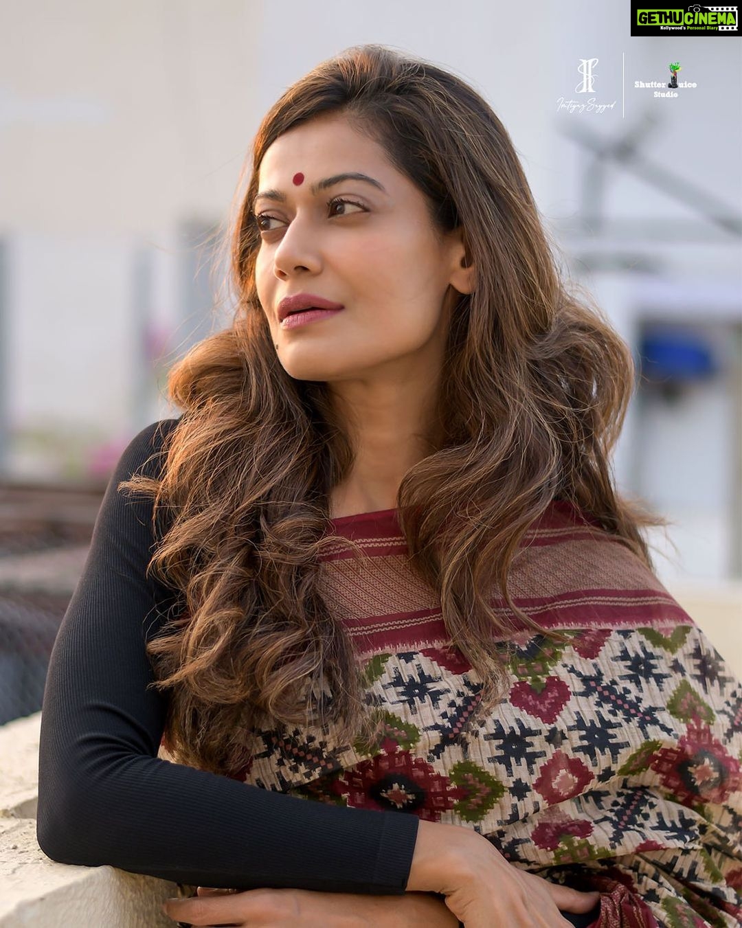 Payal Rohatgi Instagram - Golden temple में एक घटना हुई जहाँ पर एक इंसान में Sikh की धार्मिक किताब के ऊपर हमला करने का प्रयास किया और इस बीच में मंदिर के अधिकारियों ने उसकी हत्या कर दी । अब इस lynching के ऊपर right wing activists कह रहे हैं कि क्यों कोई भी sikh नेता ने इस हत्या के ऊपर आवाज़ नहीं उठायी ??? ये नहीं कहा कि ये हत्या ग़लत है । सब Sikh नेताओं ने ये कहा कि सिखों की dharmik किताब पर हमला करना ग़लत था और तहक़ीक़ात होनी चाहिए कि कौन था उस इंसान के पीछे जिसने उस इंसान को ये करने को कहा या उकसाया। Right Wing activists को मैं सिर्फ़ इतना ही कहना चाहती हूँ कि बाबरी masjid जब तोड़ा गया तब बहुत सारे लोगों की जान गई। Babri masjid illegal था, Mughal Raja द्वारा बनाया गया था मगर उस समय भी court थे और आज भी court हैं। अगर आज आप court की बात कर रहे हैं ये कह रहे है कि क़ानून को हाथ में नहीं लेना चाहिए था मंदिर के सिखों को तो आपको ये समझना चाहिए कि जब बाबरी masjid तोड़ा गया तब भी right wing activist ने क़ानून को हाथ में लिया था जो ग़लत था। रही बात मंदिर के अधिकारियों की, उनको उस इंसान को पकड़ने के बाद उसकी हत्या नहीं करनी चाहिए थी उन्होंने क़ानून को हाथ में लेकर ग़लत किया। magar एक से1 पत्रकार ne कहा है ke सिखों ke dharmik जगहों par ऐसी घटनाएँ पहले भी हुई हैं और Bharat Sarkar ने इन घटनाओं पर कोई action नहीं लिया जिसकी वजह से इस बार मंदिर के अधिकारियों ने ये किया एक उदाहरण समाज में रखने के लिए। मैं भी अपनी सोच समय के अनुसार बदल रही हूँ और मुझे लगता है कि अगर हम भी Taliban जैसे बन गए तो भारत में और Afghanistan में क्या फ़र्क़ रह जाएगा ??