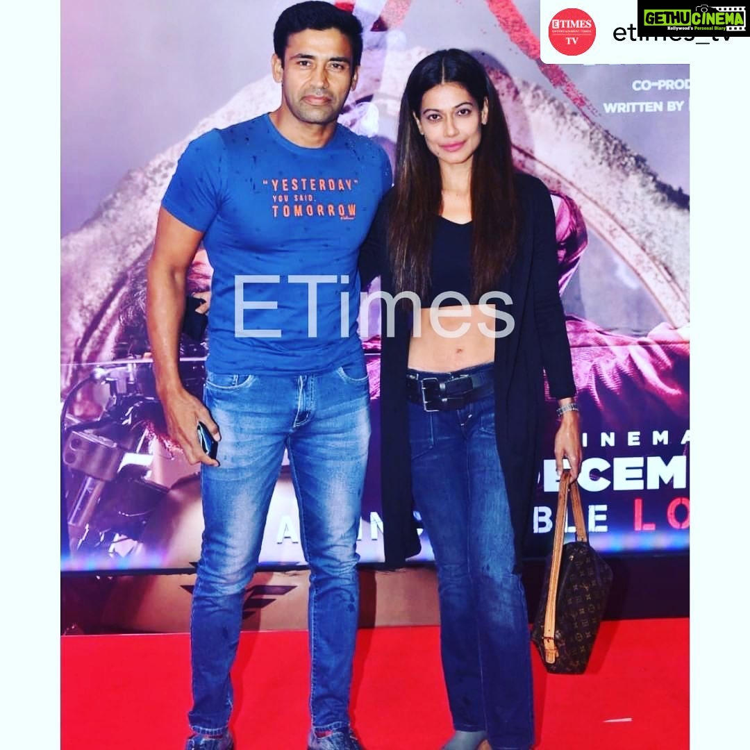 Payal Rohatgi Instagram - I will remember and recover not forgive and forget ❤️ Posted @withregram • @etimes_tv Payal Rohatgi and Sangram Singh at Tadap film premiere last night @payalrohatgi @sangram_singh . . . . #payalrohatgi #sangramsingh #tadap #tadapfilmpremiere #celebspotting
