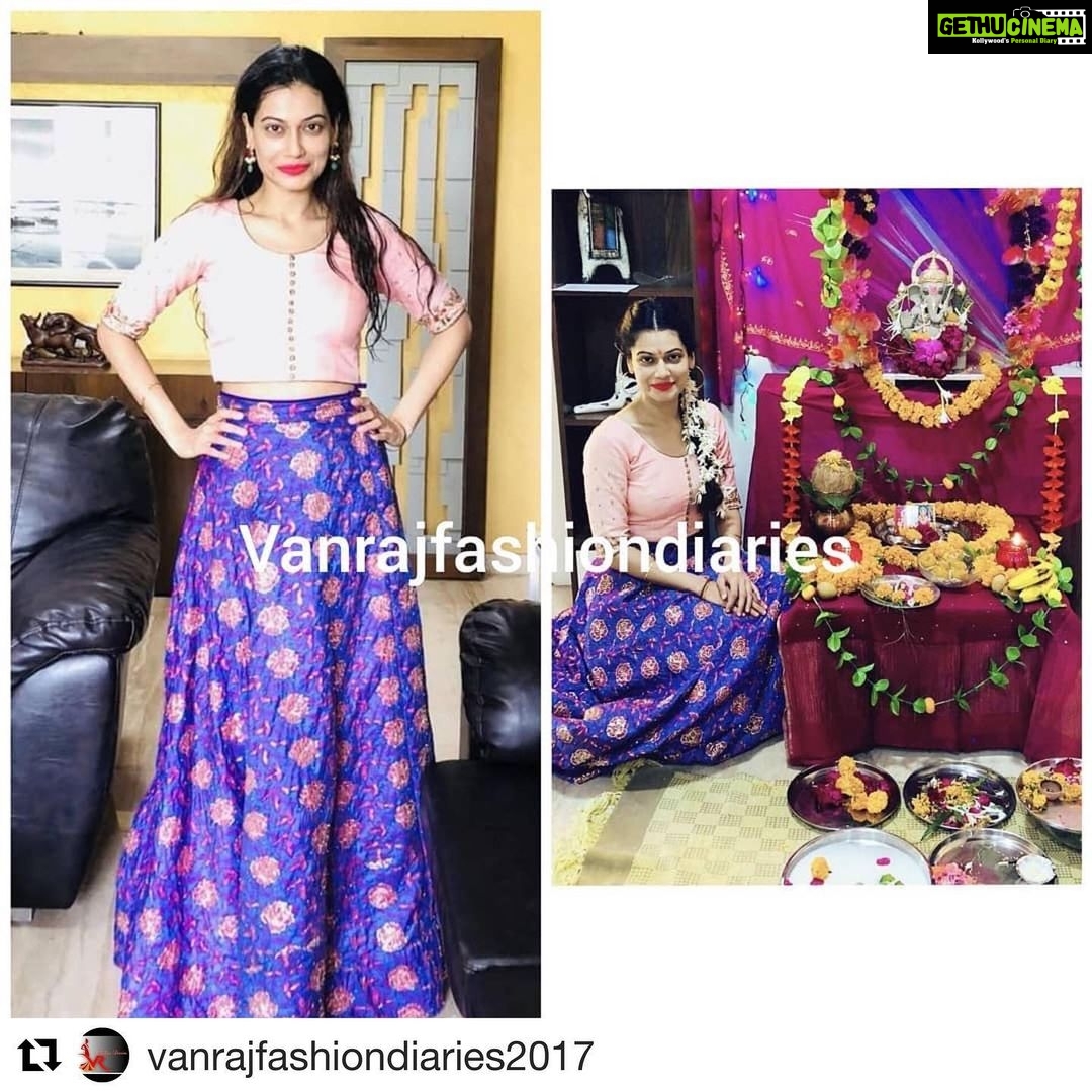 Payal Rohatgi Instagram - सभी सनातनी भाई बहनों को इतना कहना है कि अपने व्यवसाय में से जैसे आप थोड़ा समय निकालते हैं अपने परिवार के लिए वैसे ही थोड़ा समय निकाले अपने परिवार के साथ मंदिर जाने के लिए क्योंकि मैं मानती हूँ कि हफ़्ते में दो घंटे बाद मंदिर को देने से आप अपने बच्चों को अपनी sanskriti के बारे में ज्ञान देंगे जो उनको आगे जाके सही राह पर लेकर चलेगा। बहुत कठिन है ये ज़िंदगी और ये ज़िंदगी के अंदर हमें बचपन से जो सेक्युलर होने की विचारधारा कूट कूटकर भरी गई है उससे हमें शुद्ध Hindi में बोलने में भी कठिनाई होती है 😉 ये देखकर मैं सभी सनातनी को कहना चाहती हूँ के अपने त्योहारों को मंदिरों में मनाए और मंदिर जाकर अपने बच्चों को अपनी परंपराओं से शिक्षित करे। जन्मदिन पर cake काटना और मोमबत्ती बुझाना ये तो बचपन से सिखाया गया है मगर असल में cake काटकर अगर हम दिया जलाए मंदिर के अंदर तो उससे हमारे जन्मदिन पर हमें bhagwan का aashirwad मिलेगा और आयु लंबी होगी। ये विचारधारा जो लोग भूल गए हैं उन्हें फिर से याद दिलाकर मंदिर जाने की सोच उत्तेजित करना चाहती हूँ🙏 #Repost @vanrajfashiondiaries2017 with @get_repost ・・・ @payalrohatgi stuns in @maatriz_studio for #GaneshotsavFest with her mom . . (Follow if u like ) . . #payalrohtagi #payalrohatgi #maatrizstudio #vintage #ootd #shoestagram #hautecouture #vanrajfashiondiaries2017 #styleblogger #outfitoftheday #intensity #redefined #bollywoodbeauty #bollywoodheroine #indianbeauty #bollywooddiva #heroine #90s #hindimovie #indianfashionblogger