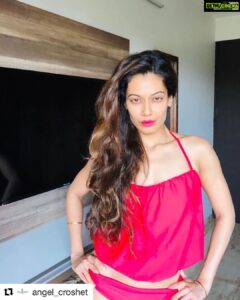 Payal Rohatgi Instagram - सभी लोगों को Christmas की बधाइयाँ देते हुए मैं इतना कहना चाहती हूँ कि आज के दिन भगवान श्रीकृष्णा जी के मुख से Geetha जी प्रकट हुई थी जिसे हम आज कि तारीख़ में #भागवतगीता में पढ़ सकते हैं।Bhagwath Geetha की shiksha से jeevan जीना सरल हो जाता है और सभी सनातनी लोगों को #गीताजयंती की शुभकामनाएं 😉 भारत के अंदर ज़्यादा लोगों की सोच विदेश से प्रेरित होती है इसलिए वो आज अपने घरों में Christmas का पेड़ ज़रूर लाएंगे मगर उनसे सिर्फ़ इतना कहना है कि Christmas के पेड़ को घर में लाइए मगर साथ में Tulsi के पेड़ को भी घर पर लाइए और दोनों के फ़ायदे ज़रूर Google पर search करे क्योंकि सनातन घरों में Tulsi के पेड़ को पूजा जाता है और इस पेड़ को पूजने के पीछे वैज्ञानिक कारण है। #तुलसीपूजनदिवस की शुरुआत #AsaramBaapu जी ने की जो, jail में है आज की तारीख़ में, बलात्कार ke इल्ज़ाम पर परंतु Bishop Franco जिनके ऊपर भी बलात्कार का आरोप था उन्हें bail मिल गई मगर Asaram baapu को अभी तक नहीं तो मैं सिर्फ़ इतना कहना चाहती हूँ कि Asaram baapu को अपने jeevan में न्याय ज़रूर मिले क्योंकि सत्य परेशान हो सकता है पराजित नहीं । भारतीय लोगों से इतना कहना है कि Christmas का त्योहार मनाइए क्योंकि हम चाहते हैं कि सभी को अपनी सोच के अनुसार कार्य करना चाहिए मगर साथ में ये ज़रूर कहेंगे कि Geeta Jayanti और Tulsi Poojan दिवस भी मनाई🙏 साथ में पता चला है कि यह Maharashtra में #nightcurfew लग गया है तो ये सुनकर bollywood wale ज़्यादा निराश नहीं हुए होंगे क्योंकि उनके लोकप्रिय chief minister #UddhavThackeray जी का यह फ़ैसला है क्योंकि coronavirus का एक नया strain UK में पाया गया है जिसकी वजह से UK से सारे flights रद्द कर दिए गए हैं और मुंबई में यानी Maharashtra में रात का curfew लगा दिया गया है। बस इतना ही कहना है सभी secular से के उद्धव जी BJP से नहीं है इसलिए शायद उनकी बात मानने में आपको दिक़्क़त नहीं होगी 😂 #Repost @angel_croshet with @get_repost ・・・ @payalrohatgi Dealing with Strong Opinions in a Blouson Tankini by @angel_croshet 🏖🌴👙 Product Code -AC944 👉Sizes-S/M 👉🏼Colours-Red/Light Blue/Dark Blue/White/Black To order and for queries Whatsapp Us on +91-7060060998 or DM #payalrohatgi #tankini #bikini #bandeau #luxuryswimwear #tangoals #bikinibabe #sexybikini #angelcroshet#payalrohatgi