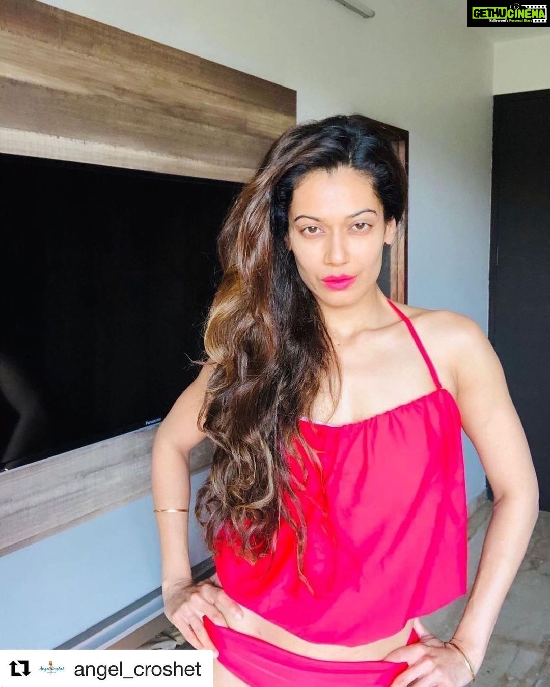 Payal Rohatgi Instagram - सभी लोगों को Christmas की बधाइयाँ देते हुए मैं इतना कहना चाहती हूँ कि आज के दिन भगवान श्रीकृष्णा जी के मुख से Geetha जी प्रकट हुई थी जिसे हम आज कि तारीख़ में #भागवतगीता में पढ़ सकते हैं।Bhagwath Geetha की shiksha से jeevan जीना सरल हो जाता है और सभी सनातनी लोगों को #गीताजयंती की शुभकामनाएं 😉 भारत के अंदर ज़्यादा लोगों की सोच विदेश से प्रेरित होती है इसलिए वो आज अपने घरों में Christmas का पेड़ ज़रूर लाएंगे मगर उनसे सिर्फ़ इतना कहना है कि Christmas के पेड़ को घर में लाइए मगर साथ में Tulsi के पेड़ को भी घर पर लाइए और दोनों के फ़ायदे ज़रूर Google पर search करे क्योंकि सनातन घरों में Tulsi के पेड़ को पूजा जाता है और इस पेड़ को पूजने के पीछे वैज्ञानिक कारण है। #तुलसीपूजनदिवस की शुरुआत #AsaramBaapu जी ने की जो, jail में है आज की तारीख़ में, बलात्कार ke इल्ज़ाम पर परंतु Bishop Franco जिनके ऊपर भी बलात्कार का आरोप था उन्हें bail मिल गई मगर Asaram baapu को अभी तक नहीं तो मैं सिर्फ़ इतना कहना चाहती हूँ कि Asaram baapu को अपने jeevan में न्याय ज़रूर मिले क्योंकि सत्य परेशान हो सकता है पराजित नहीं । भारतीय लोगों से इतना कहना है कि Christmas का त्योहार मनाइए क्योंकि हम चाहते हैं कि सभी को अपनी सोच के अनुसार कार्य करना चाहिए मगर साथ में ये ज़रूर कहेंगे कि Geeta Jayanti और Tulsi Poojan दिवस भी मनाई🙏 साथ में पता चला है कि यह Maharashtra में #nightcurfew लग गया है तो ये सुनकर bollywood wale ज़्यादा निराश नहीं हुए होंगे क्योंकि उनके लोकप्रिय chief minister #UddhavThackeray जी का यह फ़ैसला है क्योंकि coronavirus का एक नया strain UK में पाया गया है जिसकी वजह से UK से सारे flights रद्द कर दिए गए हैं और मुंबई में यानी Maharashtra में रात का curfew लगा दिया गया है। बस इतना ही कहना है सभी secular से के उद्धव जी BJP से नहीं है इसलिए शायद उनकी बात मानने में आपको दिक़्क़त नहीं होगी 😂 #Repost @angel_croshet with @get_repost ・・・ @payalrohatgi Dealing with Strong Opinions in a Blouson Tankini by @angel_croshet 🏖🌴👙 Product Code -AC944 👉Sizes-S/M 👉🏼Colours-Red/Light Blue/Dark Blue/White/Black To order and for queries Whatsapp Us on +91-7060060998 or DM #payalrohatgi #tankini #bikini #bandeau #luxuryswimwear #tangoals #bikinibabe #sexybikini #angelcroshet#payalrohatgi