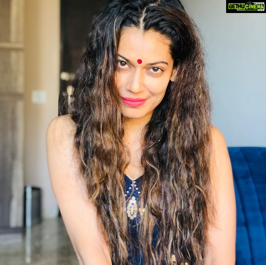 Payal Rohatgi Instagram - भारत के बुद्धिजीवी लोगों से कहना है कि आप लोगों की मंदबुद्धि तो पूरी दुनिया को पता चल गई क्योंकि ShaheenBaug का drama करके आपने उस क़ौम का minority tag छीन लिया जिस क़ौम साल से minority benefits खा रही थी 😹 अब उस क़ौम की जनसंख्या मालूम करने के लिए और बाक़ी जनसंख्या मालूम करने के लिए भारत ke अंदर NRC लागू होना चाहिए।लोगों को अपने काग़ज़ दिखाने चाहिए 🙏 बुद्धिजीवी लोगों ने एक ओर चीज़ expose करी December 2020 में और वो थी किसानों द्वारा जो बिल की माँग उन्होंने 70 साल से रखी थी उसे पूरी होते हुए देख कैसे उन्होंने सिक्खों को गुमराह कर किसान आंदोलन के नाम से पूरे भारत में आंदोलन कराया और अब कुछ सिक्खों की खालिस्तान वाली सोच सबके सामने आ गयी। बुद्धिजीवी अपनी मन्दबुद्धि से राष्ट्र हित में काम करते है और हमें उन्हें धन्यवाद देना चाहिए अखंड भारत की सोच की तरफ़ ले जाने के लिए। अब मैं गुज़ारिश करती हूँ इन intellectuals से के भारत के मुसलमानों का इस्तेमाल करके, किसानों का इस्तेमाल करके, अगर वो नहीं थके तो उन्हें भारत के HAWKERS का इस्तेमाल करना चाहिए 😉 Hawkers भारत के ग़रीब लोग हैं और इनके through नया आंदोलन करना चाहिए जो शायद इन hawkers के लिए सही मायने में उनकी भलाई के लिए हो। भारत के विभिन्न प्रदेशों में migrant लोग शहरों में आते हैं और अपनी rozi roti कमाने ke लिए रास्तों पर सब्ज़ी, फल बेचकर अपना पेट पालते हैं मगर इन hawkers को गुंडागर्दी सहन करनी पड़ती है local corporation की और police की क्योंकि उन्हें licence नहीं diya जाता जायज़ तरीक़े से अपना माल बेचने ke लिए। क्योंकि उनके पास licence नहीं hota वो नाजायज़ तरीक़े से सड़कों पर बैठते हैं। सालों से हम देखते हुए आ रहे हैं ये भारत के अमीर लोग चाहते हैं कि भारत ke सड़कों पर ये hawkers ना बैठे और उन्हें उठवाने के लिए कहते हैं परन्तु जब Supreme court का verdict है ke hawkers fundamental right का इस्तेमाल करके Hawking कर सकता है। सारे states के अंदर Open zone, Hawking zone, No Hawking zone होना चाहिए तो अभी तक इसे क्यों लागू किया गया है भारत में ??? मैं चाहती हूँ ये बुद्धिजीवी देखें कि अगर hawkers उनकी पसंदीदा कॉम के हैं तो ये मुद्दा ज़रूर उठाएँ और इस मुद्दे पर भी आंदोलन करे क्योंकि शायद ये आंदोलन सही मायने में उनसे कुछ अच्छाई कराएगा देश के प्रति और भारत के गरीबों के प्रति🙏 #payalrohatgi