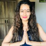 Payal Rohatgi Instagram - आज हम बात करते हैं क्या कैसे Bharath का एक पढ़ा लिखा vakil दो लड़कियों को target कर रहा है और उन के ऊपर इल्ज़ाम लगा रहा है कि वो Bharath ke अंदर धर्म के आधार पर नफ़रत फेलाते हैं उनके social media posts द्वारा मगर वो ख़ुद धर्म का इस्तेमाल कर रहा है न्यूज़ में आने के लिए। आज हम बात करते हैं एक वकील Kashif Ali Deshmukh की जो Kangana के ऊपर case दर्ज करके सोच रहा था कि वो news में आएगा जिस तरह से उसने मुझ par case दर्ज किया social media platforms पर अपने विचार रखने के लिए।उसने Kangana के Twitter account को target किया और वो मेरे Instagram account को target कर रहा है एक साल से। Maharashtra Government ने Mumbai Highcourt को बोला कि कैसे Kangana का Twitter account suspend करना सही नहीं था क्योंकि ये जो petition थी Kashif Khan की बहूत अस्पष्ट थी इसलिए उसे ख़ारिज कर देना चाहिए। उसी प्रकार Dindoshi sessionscourt ने Metropolitan Magistrate, Railway mobile court, Andheri की judgement को बरकरार रखा जहाँ पर ये vakil मेरे Instagram par मेरे विचार जो Zara Wasim के bollywood छोड़ने ke बाद व्यक्त किये गए थे उसपार case दर्ज kiya था। ये वो ही vakil है jo एक TV कलाकार Karan Oberoi के ऊपर नक़ली बलात्कार का इल्ज़ाम लगाने wali औरत का case लड़ रहा था और उस औरत ke case को ख़बरों में लाने ke लिए उसने उस औरत पर ख़ुद ही attack करवाया VICTIM card खेलने ke लिए।ऐसे लोग Bharat के अंदर अपने dharm के नवाब के पीछे जान बूझकर हिंदू औरतों को बदनाम करते हैं जो अपनी सोच में समानता रखती है और सभी भारतीय लोगों के लिए सही चाहती है और महत्वपूर्ण मुद्दों par अपनी rai रखकर Bharath ke अंदर jo Bharath ke ख़िलाफ़ साजिशें है उनको एक्सपोज karti है कि। आज इतना ही कहना है #सत्यमेवजयते🙏 सच की हर दम जीत होगी और ये कहकर भारत के न्यायालय को मेरा धन्यवाद 🙏 #payalrohatgi