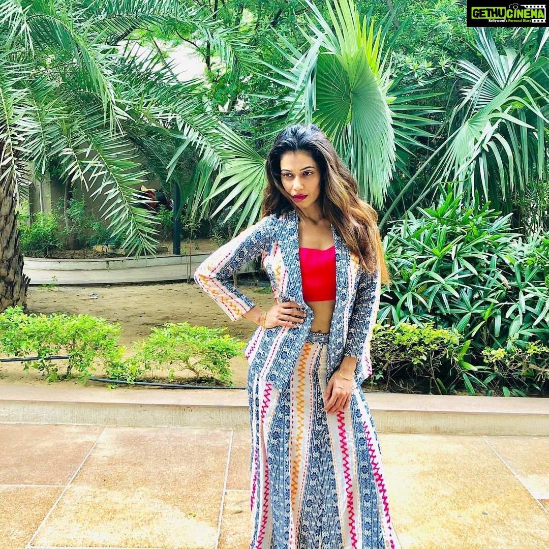 Payal Rohatgi Instagram - बहुत सारे लोग जो मुझे मंदबुद्धि बच्चे लग रहे हैं उन्होंने मुझे मोदी की चमची कहकर बुलाना शुरू कर दिया मेरा attention उनकी तरफ़ आए इसके लिए। इन donkeys को इतना कहना है कि मैंने अपने प्रधानमंत्री जी को अपना वोट दिया है तो इस आधार पर दिया है कि मैं उन पर विश्वास करती हूँ मगर उसका मतलब ये नहीं कि मैं उनकी Party के सारे नेताओं पर विश्वास करती हूँ क्योंकि आज की तारीख़ में Modi जी का Twitter account Gul Panag को follow करता है जोबkisaan आंदोलन का हिस्सा बनकर किसानों को गुमराह कर रही है अपने निजी फ़ायदे ke लिए और अपने भाषणों में ये कहती है कि Payal Modi की चमची है jo हास्यजनक है 😂 जब Payal का Twitter account भी था तब भी Modi जी का Twitter account Payal के Twitter account को follow नहीं करता था। जब Payal का Twitter account suspend हुआ तब Payal को लगाके Salman Khan के PR के वजह से उसका Twitter account suspend किया गया मगर बाद में Twitter ने ख़ुद ही एक बहस में public domain में ये बात रखी कि वो एक account तभी उड़ा सकता है यानी suspend कर सकता है जब उस देश की Sarkar उसे एक notice दे 🤨 तो उसका मतलब कि मेरे Twitter account को suspend करने ke पीछे एक सरकारी अफ़सर का हाथ है और ये सरकारी अफ़सर ने सरकारी काग़ज़ Twitter को भेजा जिसकी वजह से मेरा account suspend किया गया होगा। Modi जी का समर्थक होना यानी BJP का Andhbhakt होना नहीं है। जिस प्रकार से अब मेरे Instagram और YouTube पर attack हो रहा है मेरे दोनों account जो verified है और इन verified accounts को अगर suspend किया गया तो इसके पीछे कोई सरकारी अफ़सर का हाथ होगा।किसानों ke bill को support मैं कर रही हूँ ये bill पढ़ने ke बाद और मुझे गर्व है कि Modi जी ne ये ऐतिहासिक bill पास कराया लोकतंत्र तरीक़े से। Modi जी की समर्थक होना Modi जी की चमची होना नहीं है 🙏 #payalrohatgi