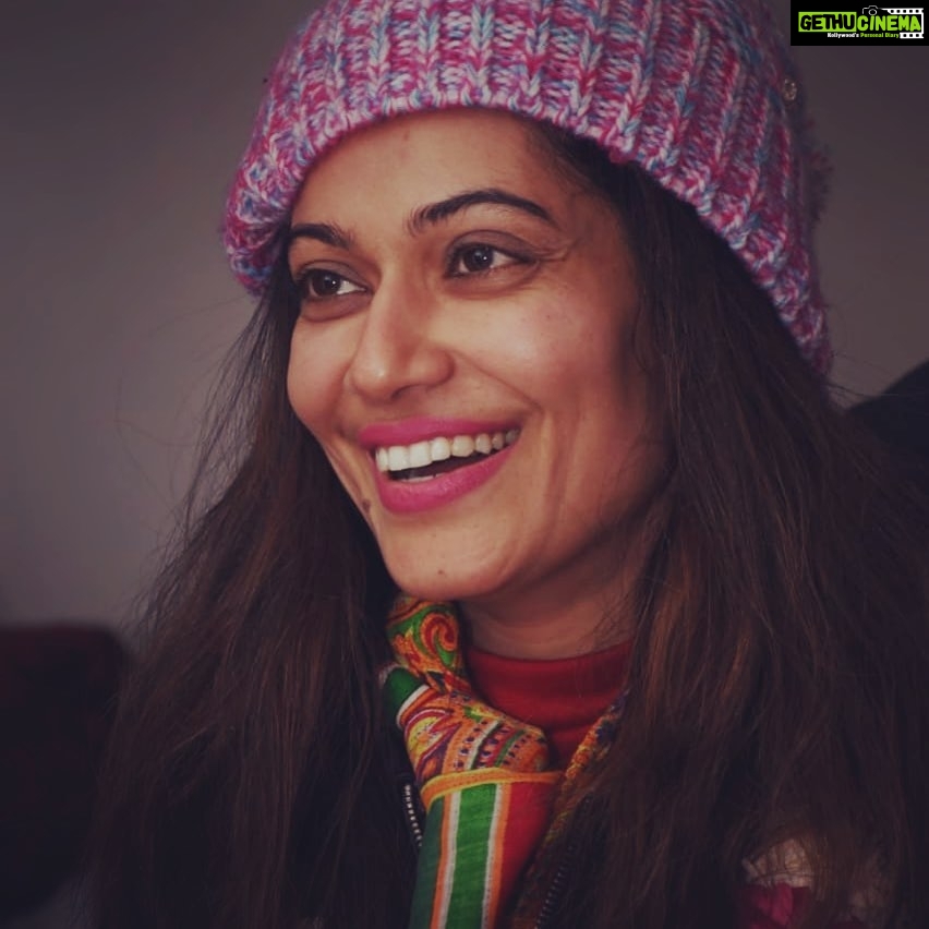 Payal Rohatgi Instagram - आगे बात करते हैं #KareenaKapoorKhan का। उनको मैंने काफ़ी समय से अपने videos में निशाना बनाकर उनका दोगलापन लोगों ke सामने रखने का प्रयास kiya है। मैंने कहा है कैसे वो अपने chote बच्चे का इस्तेमाल करती है news में आने ke लिए क्योंकि उसने Taimur का इस्तेमाल किया था।उसी तरह से अब काफ़ी समय बाद Taimur की एक फोटोग्राफ गाय को चारा खिलाते हुए वो share कर रही है।ये अगर एक सोच है तो अच्छी सोच है क्योंकि गाय को तो हम gaumata कहते हैं sanatana dharm में।परंतु अगर ये एक PR activity है क्योंकि वो hindutva की सोच के लोगों को अपनी ओर खींचना चाहती है क्योंकि उसकी film release होने wali है तो ये एक बहुत ही ज़्यादा फिर से शर्मनाक बात है क्योंकि वो उस ख़ानदान से है जिस ख़ानदान में beef लोग खाते हैं और ये Rape in Devistan का प्लेकार्ड भी उठाकर एक PR एक्टिविटी का हिस्सा थी। अब samay बताएगा कि कौन सच्चा इंसान है और कौन PR activity कर रहा है क्योंकि Payal पर तो आसानी से इल्ज़ाम लगा diya जाता है कि वो sushant ke ऊपर बात karti है क्योंकि उसे ख़बरों में aana है मगर इन लोगो पर कोई प्रश्न क्यों नहीं करता??? COMMENTS TURNED OFF 🤪 #payalrohatgi