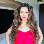 Payal Rohatgi Instagram - Bollywood के निर्देशक #RumiJafri को बुरा लग रहा है कि Riya Chakraborty ने एक महीना jail में बिताया और वो कह रहे हैं कि इससे वह बहुत ज़्यादा प्रभावित हो गई है और चुपचाप रहने लगी है तो मैं इतना कहना चाहती हूँ Rumi जी Riya Chakraborty को NCB ने गिरफ़्तार किया था drug के मामले में और उसका bhai तो 2 महीने ke लिए jail में था क्योंकि वो असल में drug peddlers के साथ ख़ुद संपर्क रखता था। Rhea Rumi जी की एक फ़िल्म #चेहरा में काम कर रही है और मुझे लगता है कि Rumi जी Rhea ke समर्थन में आ रहे हैं क्योंकि उन्हें picture का promotion भी करना है। सब को अपने धंधे की चिंता होती है, सब चाहते हैं कि वो पैसा बनाए 🤪 ये दूसरी बात है कि अगर Payal अपने videos से पैसे कमाती है जहाँ पर वो सिर्फ़ सच्ची ख़बर रखने का prayas करती है तो उसे एक मतलबी इंसान का ख़िताब दिया जाता है 😹😹 Rumi जी जो drug के मामले में एक गिरफ़्तार हुई औरत का पक्ष ले रहे हैं वो Sangram जी को भी जानते हैं मगर उन्होंने Sangram जी को कभी phone नहीं kiya जब Payal को गिरफ़्तार किया गया था Motilal Nehru की बीवी गिनने वाला video को बनाने के लिए।पायल उसकी वजह से वो 30 घंटे ke लिए jail में थी मगर किसी को भी नहीं लगा कि middle class family से आने वाली Payal ke साथ ग़लत हुआ क्योंकि उस समय Payal उनकी कोई film नहीं कर रही थी मगर middle class family से आने वाली Riya Chakraborty अगर गिरफ़्तार होती है drug मामले में तो सबको सहानुभूति होती है क्योंकि उनकी film उसके साथ आने वाली है 🙏