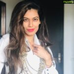 Payal Rohatgi Instagram – सभी को 2021 की बधाइयाँ ये साल 2020 से बेहतर हो यही आशा करती हूँ सभी के लिए। Coronavirus pandemic से poori दुनिया लड़ी पिछले साल और हमने बोहोत लोगों की जान जाते हुए देखा चाहे वो bollywood से जुड़े हुए सितारे हो या army जवान। सभी की आत्मा को शांति मिले। मैंने निजी तौर पर दुख महसूस kiya जब Sushant Singh Rajput का निधन हुआ काफ़ी महीने उनको न्याय मिले उसके लिए आवाज़ उठायी। अभी CBI का बयान आया है Subramaniam Swamy जी को कि वो अभी भी Sushant Singh Rajput की मौत का investigation कर रहे है और कोई नतीजे पर नहीं पहुँचे। इतना ही कहना है मेरे लिए sushant की मौत हरदम एक खून रहेगा क्योंकि वो एक उभरता हुआ सितारा था जो bollywood की राजनीति को नहीं समझ पाया। 

हमने देखा कैसे किसानों को बेवक़ूफ़ बनाया गया पहले पंजाब के stars द्वारा और अब इसमें Kerala के chief minister भी शामिल हो गए हैं। kisaan bill को रद्द करके ये बताने का प्रयास करके के ये bill किसानों ke लिए नहीं अच्छा वो Kerela जो एक सत प्रतिशत पढ़ा लिखाव state माना जाता है उसका chief minister ये अपनी assembly में करता है ये देख कर यही साबित hota हे ke kisaan आंदोलन ke पीछे बोहोत बड़ी Rajneeti है। 

हमने देखा कि bollywood के अंदर Sonam Kapoor से बड़ी बेवकूफ़ कोई नहीं है वैसे अब उनका ख़िताब hollywood में Gal Gadot छिनने आ गई है जो एक प्रसिद्ध अभिनेत्री है वहाँ की और super woman का किरदार खेला है अपनी एक film में और अब व्यक्तित्व तौर से अपने 2020 के superwoman के नाम लिए अपने social media पर। मगर उसमें नाम #BilkisBano daadi का था जो Shaheen Baug protest का चेहरा बन गई थी जो Bharath में delhi में हुआ था। इस अभिनेत्री को ये भी नहीं पता था की daadi किस आंदोलन का हिस्सा थी क्योंकि इसने अपने post में लिखा के दादी equality ke मुद्दे पर आवाज़ उठा रही थी जबकि daadi आवाज़ उठा रही थी सी एक क़ानून pass होने पर😹

तो WhatsApp से कौन कैसे इंफॉर्मेशन download करता है उससे भी सामने वाले का IQ समज पड़ जाता है या तो इसकी PR ये post करती हैं या तो यह मंद बुद्धि औरत ऐसे ही इंफॉर्मेशन upload कर दी WhatsApp forward द्वारा जो उसे भेजा गया इंफॉर्मेशन check करे बिना 🤪🤪🤪 और हमें वोट सब for world university का ग्रैजुएट कहा जाता है 😉

जाते जाते 2020 सिखाकर गया कि कितना ज़्यादा अहमियत देनी चाहिए अपने परिवार के सदस्यों को, अपने स्वास्थ्य को, और अपने जीवन को 🙏 #payalrohatgi