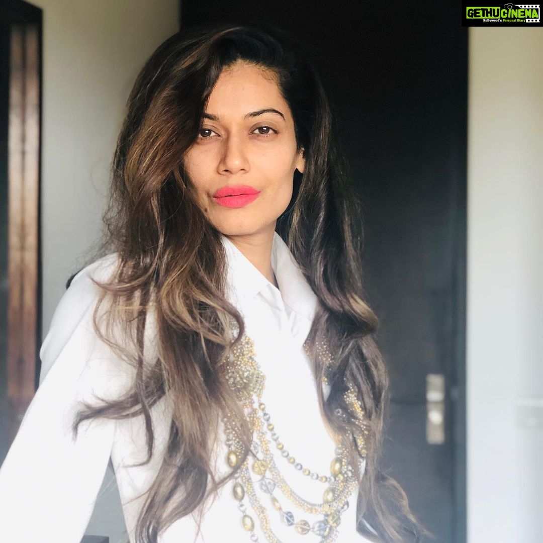 Payal Rohatgi Instagram - सभी को 2021 की बधाइयाँ ये साल 2020 से बेहतर हो यही आशा करती हूँ सभी के लिए। Coronavirus pandemic से poori दुनिया लड़ी पिछले साल और हमने बोहोत लोगों की जान जाते हुए देखा चाहे वो bollywood से जुड़े हुए सितारे हो या army जवान। सभी की आत्मा को शांति मिले। मैंने निजी तौर पर दुख महसूस kiya जब Sushant Singh Rajput का निधन हुआ काफ़ी महीने उनको न्याय मिले उसके लिए आवाज़ उठायी। अभी CBI का बयान आया है Subramaniam Swamy जी को कि वो अभी भी Sushant Singh Rajput की मौत का investigation कर रहे है और कोई नतीजे पर नहीं पहुँचे। इतना ही कहना है मेरे लिए sushant की मौत हरदम एक खून रहेगा क्योंकि वो एक उभरता हुआ सितारा था जो bollywood की राजनीति को नहीं समझ पाया। हमने देखा कैसे किसानों को बेवक़ूफ़ बनाया गया पहले पंजाब के stars द्वारा और अब इसमें Kerala के chief minister भी शामिल हो गए हैं। kisaan bill को रद्द करके ये बताने का प्रयास करके के ये bill किसानों ke लिए नहीं अच्छा वो Kerela जो एक सत प्रतिशत पढ़ा लिखाव state माना जाता है उसका chief minister ये अपनी assembly में करता है ये देख कर यही साबित hota हे ke kisaan आंदोलन ke पीछे बोहोत बड़ी Rajneeti है। हमने देखा कि bollywood के अंदर Sonam Kapoor से बड़ी बेवकूफ़ कोई नहीं है वैसे अब उनका ख़िताब hollywood में Gal Gadot छिनने आ गई है जो एक प्रसिद्ध अभिनेत्री है वहाँ की और super woman का किरदार खेला है अपनी एक film में और अब व्यक्तित्व तौर से अपने 2020 के superwoman के नाम लिए अपने social media पर। मगर उसमें नाम #BilkisBano daadi का था जो Shaheen Baug protest का चेहरा बन गई थी जो Bharath में delhi में हुआ था। इस अभिनेत्री को ये भी नहीं पता था की daadi किस आंदोलन का हिस्सा थी क्योंकि इसने अपने post में लिखा के दादी equality ke मुद्दे पर आवाज़ उठा रही थी जबकि daadi आवाज़ उठा रही थी सी एक क़ानून pass होने पर😹 तो WhatsApp से कौन कैसे इंफॉर्मेशन download करता है उससे भी सामने वाले का IQ समज पड़ जाता है या तो इसकी PR ये post करती हैं या तो यह मंद बुद्धि औरत ऐसे ही इंफॉर्मेशन upload कर दी WhatsApp forward द्वारा जो उसे भेजा गया इंफॉर्मेशन check करे बिना 🤪🤪🤪 और हमें वोट सब for world university का ग्रैजुएट कहा जाता है 😉 जाते जाते 2020 सिखाकर गया कि कितना ज़्यादा अहमियत देनी चाहिए अपने परिवार के सदस्यों को, अपने स्वास्थ्य को, और अपने जीवन को 🙏 #payalrohatgi