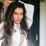 Payal Rohatgi Instagram – सभी को 2021 की बधाइयाँ ये साल 2020 से बेहतर हो यही आशा करती हूँ सभी के लिए। Coronavirus pandemic से poori दुनिया लड़ी पिछले साल और हमने बोहोत लोगों की जान जाते हुए देखा चाहे वो bollywood से जुड़े हुए सितारे हो या army जवान। सभी की आत्मा को शांति मिले। मैंने निजी तौर पर दुख महसूस kiya जब Sushant Singh Rajput का निधन हुआ काफ़ी महीने उनको न्याय मिले उसके लिए आवाज़ उठायी। अभी CBI का बयान आया है Subramaniam Swamy जी को कि वो अभी भी Sushant Singh Rajput की मौत का investigation कर रहे है और कोई नतीजे पर नहीं पहुँचे। इतना ही कहना है मेरे लिए sushant की मौत हरदम एक खून रहेगा क्योंकि वो एक उभरता हुआ सितारा था जो bollywood की राजनीति को नहीं समझ पाया। 

हमने देखा कैसे किसानों को बेवक़ूफ़ बनाया गया पहले पंजाब के stars द्वारा और अब इसमें Kerala के chief minister भी शामिल हो गए हैं। kisaan bill को रद्द करके ये बताने का प्रयास करके के ये bill किसानों ke लिए नहीं अच्छा वो Kerela जो एक सत प्रतिशत पढ़ा लिखाव state माना जाता है उसका chief minister ये अपनी assembly में करता है ये देख कर यही साबित hota हे ke kisaan आंदोलन ke पीछे बोहोत बड़ी Rajneeti है। 

हमने देखा कि bollywood के अंदर Sonam Kapoor से बड़ी बेवकूफ़ कोई नहीं है वैसे अब उनका ख़िताब hollywood में Gal Gadot छिनने आ गई है जो एक प्रसिद्ध अभिनेत्री है वहाँ की और super woman का किरदार खेला है अपनी एक film में और अब व्यक्तित्व तौर से अपने 2020 के superwoman के नाम लिए अपने social media पर। मगर उसमें नाम #BilkisBano daadi का था जो Shaheen Baug protest का चेहरा बन गई थी जो Bharath में delhi में हुआ था। इस अभिनेत्री को ये भी नहीं पता था की daadi किस आंदोलन का हिस्सा थी क्योंकि इसने अपने post में लिखा के दादी equality ke मुद्दे पर आवाज़ उठा रही थी जबकि daadi आवाज़ उठा रही थी सी एक क़ानून pass होने पर😹

तो WhatsApp से कौन कैसे इंफॉर्मेशन download करता है उससे भी सामने वाले का IQ समज पड़ जाता है या तो इसकी PR ये post करती हैं या तो यह मंद बुद्धि औरत ऐसे ही इंफॉर्मेशन upload कर दी WhatsApp forward द्वारा जो उसे भेजा गया इंफॉर्मेशन check करे बिना 🤪🤪🤪 और हमें वोट सब for world university का ग्रैजुएट कहा जाता है 😉

जाते जाते 2020 सिखाकर गया कि कितना ज़्यादा अहमियत देनी चाहिए अपने परिवार के सदस्यों को, अपने स्वास्थ्य को, और अपने जीवन को 🙏 #payalrohatgi