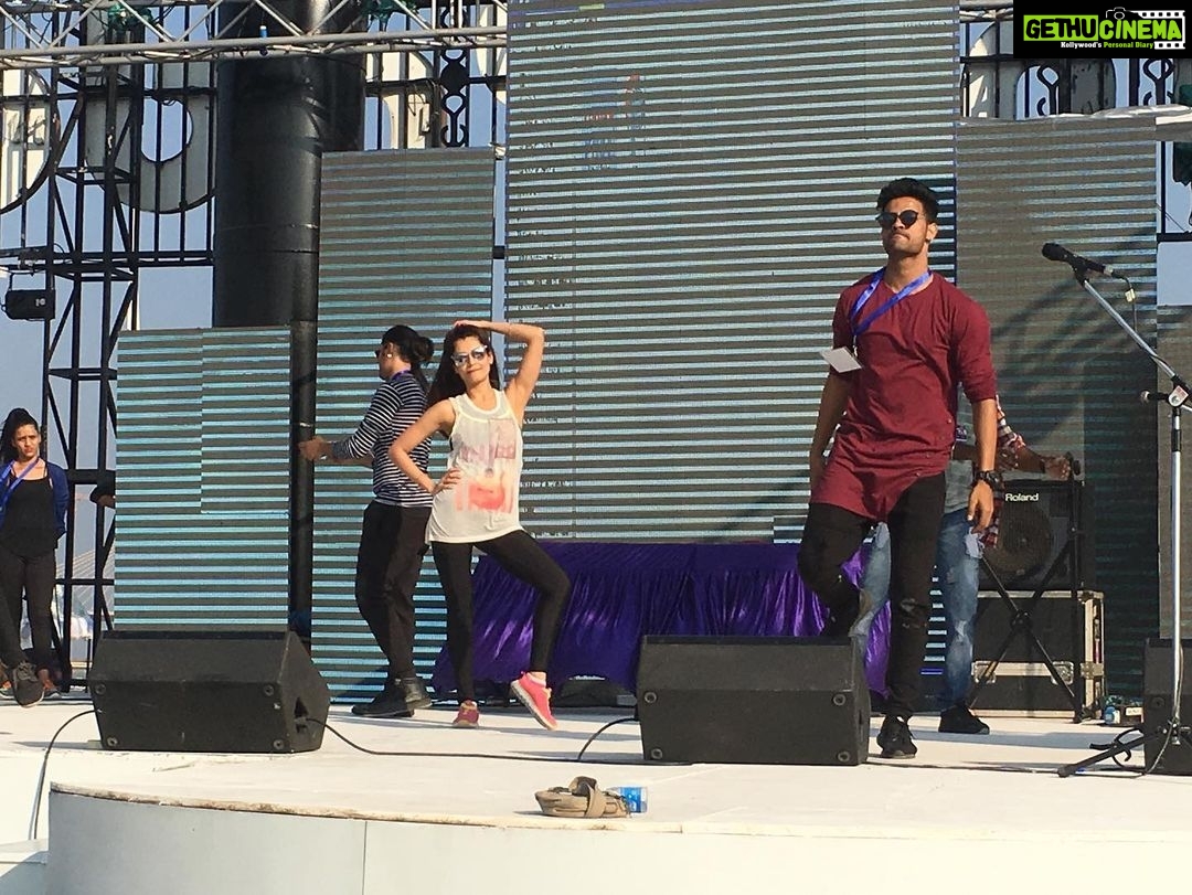 Payal Rohatgi Instagram - दक्षिण भारत में श्री वेंकटेश्वरम सुप्रभातम् हर मंदिर में सुबह के समय गाया जाता है जिसे MS सुब्बुलक्ष्मी ने गाया है। अब अगर हम वेंकटेश्वर सुप्रभातम् को लिखेंगे तो इससे हम संस्कृत भाषा में लिख सकते हैं जो ज़्यादा तर दक्षिण भारत के लोग नहीं पढ़ पाएँगे। ये 1 बहुत बड़ा ख़ुलासा हे क्योंकि दक्षिण भारत में लोग समझते हैं कि Telugu भाषा संस्कृत भाषा से आयी है और सबसे पुरानी भाषा है मगर इसके बावजूद संस्कृत पढ़ना बहुतों के बस में नहीं है ये देख कर मैं फिर से इतना ही कहना चाहती हूँ की एक सोच है जो सोच में दक्षिण भारत के अंदर एक प्रचलित भाषा नहीं है बल्कि सभी लोग लड़ रहे हैं कि हमारी भाषा दूसरी भाषा से ज़्यादा अच्छी है जिसका कोई फ़ायदा नहीं है क्योंकि दक्षिण भारत के अंत तक अंग्रेज़ी को अपनाया गया है जो हमारे देश की भाषा नहीं है मगर हमारे देश की भाषा हिन्दी भाषा को अपनाया नहीं गया है। एक दूसरी सोच भी है Bharath के अंदर जहाँ पर मेनस्ट्रीम media अगर अंग्रेज़ी में ख़बरें चलायी तो वो ख़बर ज़्यादा सही हो जाएगी और अगर Hindi में news channel ख़बरें चलायी तो वो ख़बर शायद इतनी सही नहीं होगी🤣 तो ये jo सोच है जहाँ पर English को हमारे देश के बुद्धिजीवी लोगों ने अपना लिया है क्योंकि Macaulay जाते जाते convent स्कूलों में English पढ़ाना शुरू करवा गया था गुरुकुल प्रथा बंद करके 🙏 यह सोच जो अंग्रेज़ी को हिंदी से बेहतर मानती है उसे भी बदलना होगा पूरे भारत में ऐसा मैं सोचती हूँ 🙏 #payalrohatgi