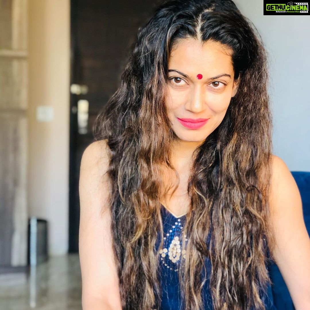 Payal Rohatgi Instagram - भारत के बुद्धिजीवी लोगों से कहना है कि आप लोगों की मंदबुद्धि तो पूरी दुनिया को पता चल गई क्योंकि ShaheenBaug का drama करके आपने उस क़ौम का minority tag छीन लिया जिस क़ौम साल से minority benefits खा रही थी 😹 अब उस क़ौम की जनसंख्या मालूम करने के लिए और बाक़ी जनसंख्या मालूम करने के लिए भारत ke अंदर NRC लागू होना चाहिए।लोगों को अपने काग़ज़ दिखाने चाहिए 🙏 बुद्धिजीवी लोगों ने एक ओर चीज़ expose करी December 2020 में और वो थी किसानों द्वारा जो बिल की माँग उन्होंने 70 साल से रखी थी उसे पूरी होते हुए देख कैसे उन्होंने सिक्खों को गुमराह कर किसान आंदोलन के नाम से पूरे भारत में आंदोलन कराया और अब कुछ सिक्खों की खालिस्तान वाली सोच सबके सामने आ गयी। बुद्धिजीवी अपनी मन्दबुद्धि से राष्ट्र हित में काम करते है और हमें उन्हें धन्यवाद देना चाहिए अखंड भारत की सोच की तरफ़ ले जाने के लिए। अब मैं गुज़ारिश करती हूँ इन intellectuals से के भारत के मुसलमानों का इस्तेमाल करके, किसानों का इस्तेमाल करके, अगर वो नहीं थके तो उन्हें भारत के HAWKERS का इस्तेमाल करना चाहिए 😉 Hawkers भारत के ग़रीब लोग हैं और इनके through नया आंदोलन करना चाहिए जो शायद इन hawkers के लिए सही मायने में उनकी भलाई के लिए हो। भारत के विभिन्न प्रदेशों में migrant लोग शहरों में आते हैं और अपनी rozi roti कमाने ke लिए रास्तों पर सब्ज़ी, फल बेचकर अपना पेट पालते हैं मगर इन hawkers को गुंडागर्दी सहन करनी पड़ती है local corporation की और police की क्योंकि उन्हें licence नहीं diya जाता जायज़ तरीक़े से अपना माल बेचने ke लिए। क्योंकि उनके पास licence नहीं hota वो नाजायज़ तरीक़े से सड़कों पर बैठते हैं। सालों से हम देखते हुए आ रहे हैं ये भारत के अमीर लोग चाहते हैं कि भारत ke सड़कों पर ये hawkers ना बैठे और उन्हें उठवाने के लिए कहते हैं परन्तु जब Supreme court का verdict है ke hawkers fundamental right का इस्तेमाल करके Hawking कर सकता है। सारे states के अंदर Open zone, Hawking zone, No Hawking zone होना चाहिए तो अभी तक इसे क्यों लागू किया गया है भारत में ??? मैं चाहती हूँ ये बुद्धिजीवी देखें कि अगर hawkers उनकी पसंदीदा कॉम के हैं तो ये मुद्दा ज़रूर उठाएँ और इस मुद्दे पर भी आंदोलन करे क्योंकि शायद ये आंदोलन सही मायने में उनसे कुछ अच्छाई कराएगा देश के प्रति और भारत के गरीबों के प्रति🙏 #payalrohatgi