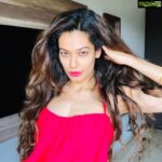 Payal Rohatgi Instagram - ख़बर आयी है कि कैसे UK के broadcasting regulator ने Arnab Goswami जो Republic TV ke Owner है उनके Hindi channel Republic Bharath पर 20 लाख रुपये का जुर्माना लगाया है ये कह कर कि उनका channel पाकिस्तानियों के ओर नफ़रत फैलाता है। ये आरोप उस डिबेट के आधार पर जारी किया गया है जिस डिबेट में Goswami #Chandrayaan2 के launch के ऊपर बातचीत कर रहे थे अपने guests ke साथ। वो कह रहे थे कि कैसे Bharath वैज्ञानिक पैदा करता है और Pakistan आतंकवादी क्योंकि उसी समय Article 370 kashmir से निकाला गया था लोकतंत्र तरीक़े से और ये देख Pakistan ke प्रधानमंत्री की बहुत जली हुई थी और वो ख़ुद इतनी ज़्यादा नफ़रत फैलाने wali स्पीच दे रहा था मगर उनकी स्पीचेस UK ke रेगुलेटरी broadcasting को नफ़रत फैलाने wali स्पीच नहीं लगी होगी 😂😂 Arnab का डिबेट में discussion करना facts के आधार पर उन्हें ग़लत लगा हम अगर pakistan ke प्रधानमंत्री का आज की तारीख़ में भी POK ग़ैर क़ानूनी तौर से ज़ब्त करना सही लगता होगा ये समझ कर इतना ही कहना है कि Arnab आपको हमारा समर्थन है क्योंकि अब आपके नाम से UK में भी log publicity खाना चाहते हैं और हम दिल से ख़्वाहिश रखते हैं के UK पाकिस्तानी लोगों से ओर भर जाए और UK jo आज की तारीख़ में पाकिस्तानियों ke समर्थन में bharatiya Goswami पर निशाना कर रहा है वो कुछ ही सालों में Pakistan बन जाए।#payalrohatgi