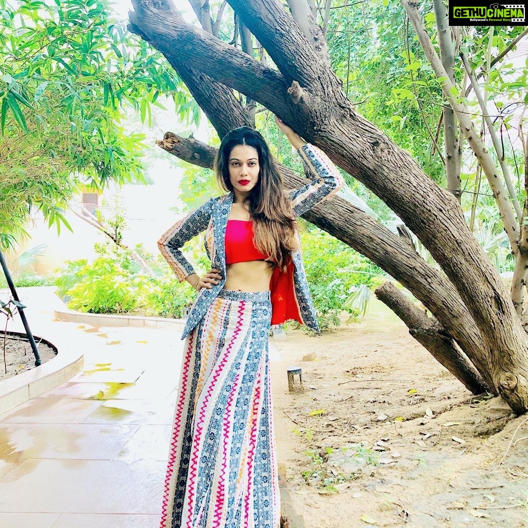 Payal Rohatgi Instagram - बहुत सारे लोग जो मुझे मंदबुद्धि बच्चे लग रहे हैं उन्होंने मुझे मोदी की चमची कहकर बुलाना शुरू कर दिया मेरा attention उनकी तरफ़ आए इसके लिए। इन donkeys को इतना कहना है कि मैंने अपने प्रधानमंत्री जी को अपना वोट दिया है तो इस आधार पर दिया है कि मैं उन पर विश्वास करती हूँ मगर उसका मतलब ये नहीं कि मैं उनकी Party के सारे नेताओं पर विश्वास करती हूँ क्योंकि आज की तारीख़ में Modi जी का Twitter account Gul Panag को follow करता है जोबkisaan आंदोलन का हिस्सा बनकर किसानों को गुमराह कर रही है अपने निजी फ़ायदे ke लिए और अपने भाषणों में ये कहती है कि Payal Modi की चमची है jo हास्यजनक है 😂 जब Payal का Twitter account भी था तब भी Modi जी का Twitter account Payal के Twitter account को follow नहीं करता था। जब Payal का Twitter account suspend हुआ तब Payal को लगाके Salman Khan के PR के वजह से उसका Twitter account suspend किया गया मगर बाद में Twitter ने ख़ुद ही एक बहस में public domain में ये बात रखी कि वो एक account तभी उड़ा सकता है यानी suspend कर सकता है जब उस देश की Sarkar उसे एक notice दे 🤨 तो उसका मतलब कि मेरे Twitter account को suspend करने ke पीछे एक सरकारी अफ़सर का हाथ है और ये सरकारी अफ़सर ने सरकारी काग़ज़ Twitter को भेजा जिसकी वजह से मेरा account suspend किया गया होगा। Modi जी का समर्थक होना यानी BJP का Andhbhakt होना नहीं है। जिस प्रकार से अब मेरे Instagram और YouTube पर attack हो रहा है मेरे दोनों account जो verified है और इन verified accounts को अगर suspend किया गया तो इसके पीछे कोई सरकारी अफ़सर का हाथ होगा।किसानों ke bill को support मैं कर रही हूँ ये bill पढ़ने ke बाद और मुझे गर्व है कि Modi जी ne ये ऐतिहासिक bill पास कराया लोकतंत्र तरीक़े से। Modi जी की समर्थक होना Modi जी की चमची होना नहीं है 🙏 #payalrohatgi