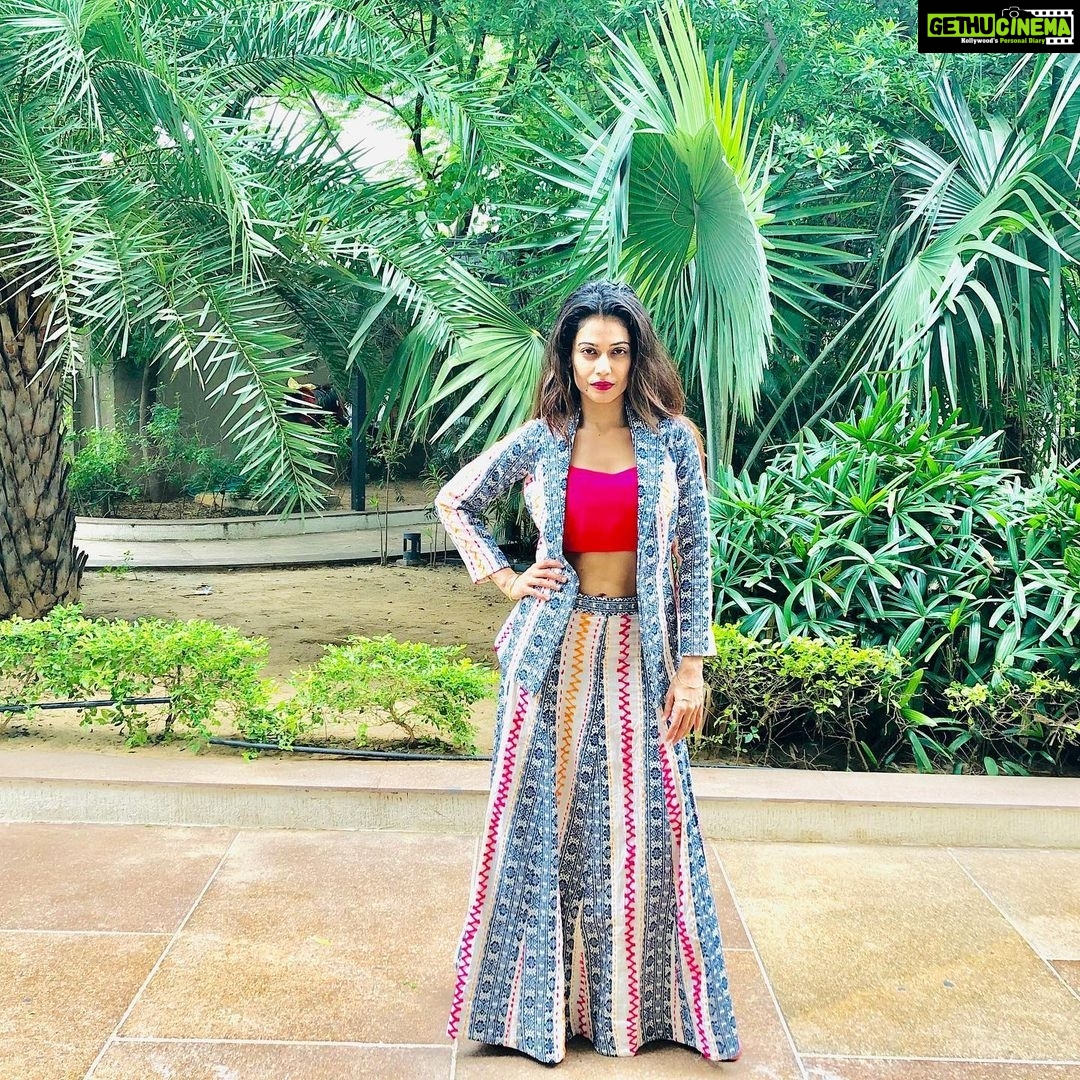 Payal Rohatgi Instagram - बहुत सारे लोग जो मुझे मंदबुद्धि बच्चे लग रहे हैं उन्होंने मुझे मोदी की चमची कहकर बुलाना शुरू कर दिया मेरा attention उनकी तरफ़ आए इसके लिए। इन donkeys को इतना कहना है कि मैंने अपने प्रधानमंत्री जी को अपना वोट दिया है तो इस आधार पर दिया है कि मैं उन पर विश्वास करती हूँ मगर उसका मतलब ये नहीं कि मैं उनकी Party के सारे नेताओं पर विश्वास करती हूँ क्योंकि आज की तारीख़ में Modi जी का Twitter account Gul Panag को follow करता है जोबkisaan आंदोलन का हिस्सा बनकर किसानों को गुमराह कर रही है अपने निजी फ़ायदे ke लिए और अपने भाषणों में ये कहती है कि Payal Modi की चमची है jo हास्यजनक है 😂 जब Payal का Twitter account भी था तब भी Modi जी का Twitter account Payal के Twitter account को follow नहीं करता था। जब Payal का Twitter account suspend हुआ तब Payal को लगाके Salman Khan के PR के वजह से उसका Twitter account suspend किया गया मगर बाद में Twitter ने ख़ुद ही एक बहस में public domain में ये बात रखी कि वो एक account तभी उड़ा सकता है यानी suspend कर सकता है जब उस देश की Sarkar उसे एक notice दे 🤨 तो उसका मतलब कि मेरे Twitter account को suspend करने ke पीछे एक सरकारी अफ़सर का हाथ है और ये सरकारी अफ़सर ने सरकारी काग़ज़ Twitter को भेजा जिसकी वजह से मेरा account suspend किया गया होगा। Modi जी का समर्थक होना यानी BJP का Andhbhakt होना नहीं है। जिस प्रकार से अब मेरे Instagram और YouTube पर attack हो रहा है मेरे दोनों account जो verified है और इन verified accounts को अगर suspend किया गया तो इसके पीछे कोई सरकारी अफ़सर का हाथ होगा।किसानों ke bill को support मैं कर रही हूँ ये bill पढ़ने ke बाद और मुझे गर्व है कि Modi जी ne ये ऐतिहासिक bill पास कराया लोकतंत्र तरीक़े से। Modi जी की समर्थक होना Modi जी की चमची होना नहीं है 🙏 #payalrohatgi