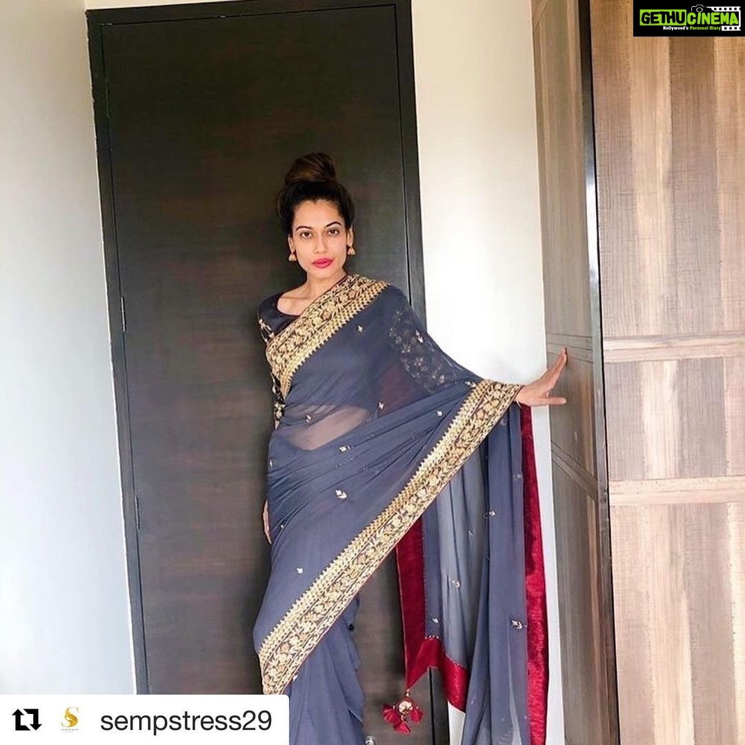 Payal Rohatgi Instagram - जो लोग मुझसे सवाल पूछते हैं कि मेरे अनुसार किस को #BiggBoss जीतना चाहिए तो जितना भी मैं यह show को online देखती हूँ जब मुझे समय मिलता है तो मुझे लगता है कि Rubina को ये show जीतना चाहिए। रूबीना सही मायने में एक शक्तिशाली भारतीय औरत है क्योंकि जब उसे लगता हे कि उसको अपने पति के अनुसार चलना चाहिए तो वो अपने पति ke अनुसार चलती है जो उसकी ख़ुद की decision होती है और जब उसे लगता है कि उसे अपने अनुसार चलना चाहिए तब वो अपने अनुसार चलती है। वो VICTIM नहीं खेलती कोई भी situation में जो एक अच्छी बात है। वो infact VICTIM नहीं बनती designers के भी क्योंकि बहुत सारे नए नए celebrity समझते हैं कि वो अगर designer के कपड़े पहनेगे तो वो celebrity जैसे दिखेंगे 😹 Celebrity designer के कपड़े पहनने से celebrity नहीं बनता मगर celebrity जिस designer के कपड़े पहनना decide करता है उस designer को publicity मिलती है 😉 ये सोच होनी चाहिए सभी celebrity की जो सही मायने में celebrity है मगर मैंने देखा है social media Instagram पर ये drama होता है जहाँ पर कुछ designer decide करते हैं के वो कौन से सेलिब्रिटीज़ को ज़्यादा तव्वजव देंगे जो एक बहुत बड़ा drama है क्योंकि vलॉकडाउन में ये सारे designers के कपड़े उनके godown में साल रहे होते हैं। रही बात किसी का ये कहना ke रूबीना Malad के कपड़े पहनती है तो उनलोगों को इतना कहना है कि वो कही से भी कपड़े ख़रीद ke पहनती हो magar वो एक बहुत शक्तिशाली औरत दिख रही है show मेंबऔर बाक़ी सारी औरतें designer kapde पहनकर भी बंदरिया ही दिख रही है 😹😹😹 Rubina मेरी दोस्त नहीं है ये स्पष्ट करकर मैं कहना चाहती हूँ जिस प्रकार से उसने Kavita Kaushik की सच्चाई दुनिया ke सामने रखी वो देखकर mera दिल उसने Jeet लिया 🙏 Kavita जैसी औरतें हमें cheap कहती है जो desh ke लिए लड़ते हैं, प्रधानमंत्री जी ke समर्थक हैं मगर उनकी ख़ुद की cheapness आज की तारीख़ में पूरी दुनिया ne देख लिया 😉 #Repost @sempstress29 with @get_repost ・・・ These beautiful outfits full of elegance and comfort are available only @bodhitreejaipur_official. The sarees in different styles give modern look to it. #fashiondesigner #saree #indianoutfits #elegant #loveyourself #lovefashionstyle #payalrohatgi