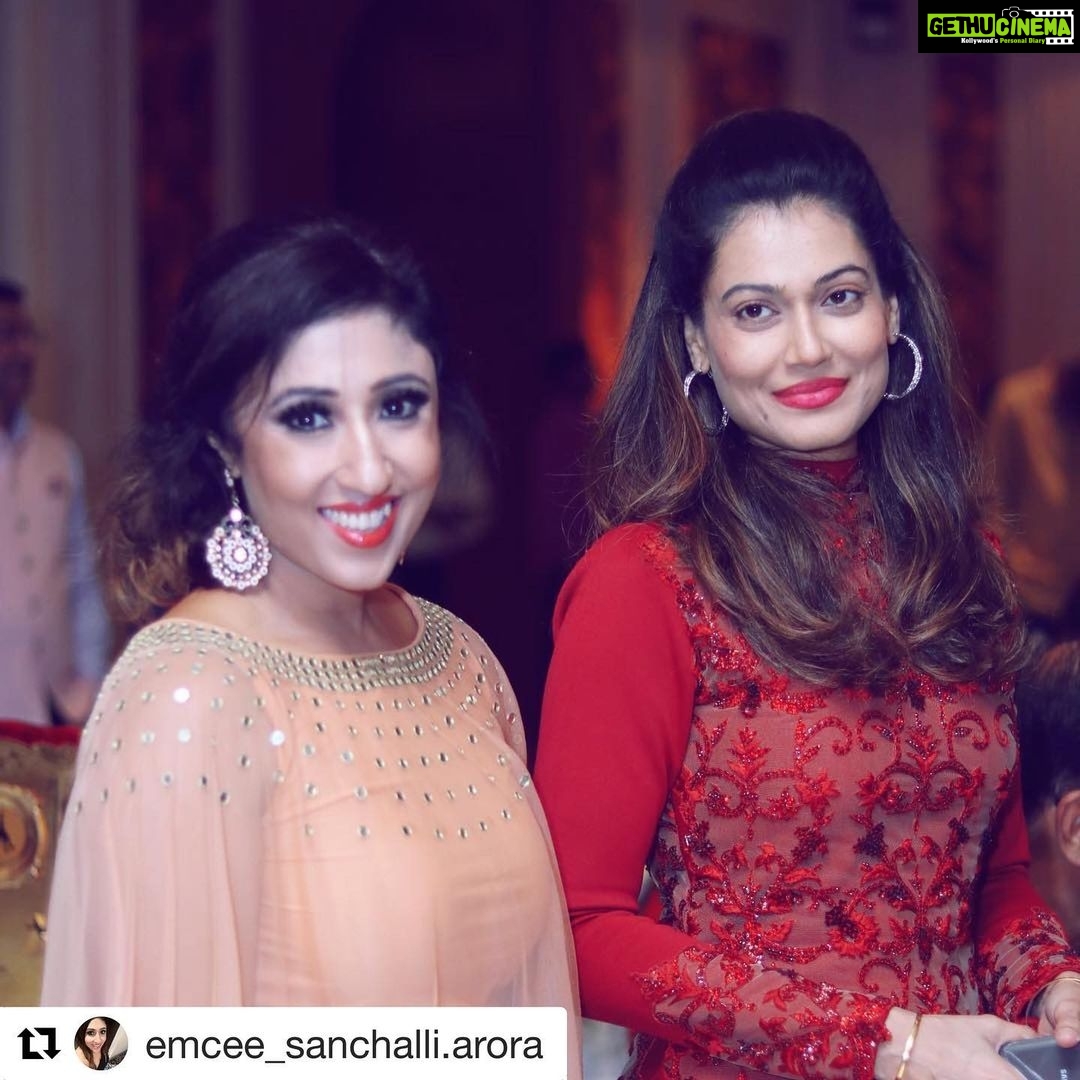 Payal Rohatgi Instagram - जो सिख किसान आंदोलन का हिस्सा है उनसे सिर्फ़ यही पूछना है कि क्या वो #SantLongowal को जानते हैं ??? संत लोंगोवाल #AkaliDal के नेता थे और उनकी इंटरव्यू #MadhuPurnimaKishwar ने 1985 में की थी और वो इंटरव्यू के दो महीने बाद उनकी हत्या करी गई। संत लोंगोवाल हिन्दू और सिखों की दोस्ती चाहते थे और Bhindranwale की खालिस्तान सोच का समर्थन नहीं करते थे। उन्होंने अपनी इंटरव्यू में कहा कि कैसे इंद्रा गाँधी ने बिंद्रावाला को बनाया और खालिस्तान सोच Akali राजनीति में डाली। संत लोंगोवाल Rajiv-Longowal Accord राजीव गांधी के साथ साइन किया था मगर सरकार ने Accord की सारी माँगें पूरी नहीं की जिसकी वजह से सिखों में कांग्रेस के ख़िलाफ़ निराशा ओर बढ़ गई । पंजाब के किसान फिर भारतीय किसान यूनियन के साथ जुड़ गए जो आज की तारीख़ में किसान बिल के ख़िलाफ़ आंदोलन कर रहा है। संत लोंगोवाल के बारे में जानना ज़रूरी इसलिए हैं क्योंकि इन्होंने अपने समय में काफ़ी किसान आंदोलन किये थे। वो किसानों के लिए यही bill चाहते थे जो आज Modi सरकार के नेतृत्व में लोकतंत्र तरीक़े से parliament में pass हुआ है। Bhindranwale एक खालिस्तानी सोच रखता था और ये खालिस्तानी सोच ke पीछे pakistan के ISI का हाथ है जो किसानों के मुखौटे के पीछे अपना अजेंडा पूरा करने की कोशिश कर रहे है। मुझे जो धमकी दे रहे हैं वो किसान नहीं हो सकते वो परंतु ये अजेंडा का प्रचार करने wale pakistan ke ISI से जुड़े log हैं। Diljit Dosanjh जो punjab का superstar है उसे Sant Longowal के बारे में इंफॉर्मेशन लेनी चाहिए और फिर जाकर किसानों की आड़ में Bharath ke अंदर आतंक फैलाने की ये सोच को समर्थन dena चाहिए🙏 #Repost @emcee_sanchalli.arora with @get_repost ・・・ Another one from the same event ..with #payalrohatgi #events #backstage #celebrities #bollywood #sportsevents Here the video : https://youtu.be/ZVxM2nNZnAs