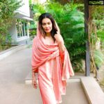 Payal Rohatgi Instagram – #DiljitDosanjh से कोई निजी दुश्मनी नहीं है इसलिए ये फिर से व्यक्त करते हुए कह रही हूँ क्योंकि वो Diljit किसानों का angle घूमा रहे हैं, किसानों ke bill का ऐंगल घूमा रहे हैं। 

क्या उन्होंने अभी तक नहीं किसानों का bill पढ़ा क्योंकि क्यों वो जानबूझ के एक नक्कली narrative को support कर रहे हैं ??? किसी को भी किसानों के pizza खाने से problem नहीं है। मगर हाँ kisaan जो असली किसान होते हैं वो ग़रीब होते हैं उनको अपनी rozi roti की चिंता होती है। और यही किसान चाहते थे सालो से कि यह क़ानून pass हो jo ऐतिहासिक क़ानून है। 

मोदी जी ने किसान के bill को pass करके, लोकतंत्र तरीक़े से, Lok Sabha और Rajya Sabha में, मैं भारतीय नागरिक होने के नाते जानना चाहती हूँ कि किसानों की ये protest को funding कहाँ से हो रही है ??? 
इतने आलीशान लंगर लगाने के पैसे कहाँ से आ रहे हैं ?? pizza से दिक़्क़त नहीं है मगर pizza बनवाने के पैसे कौन दे रहा है? massage chairs से problem नहीं है मगर massage chair के पीछे कौन है ये जानना ज़रूरी है क्योंकि Diljit को corporate से problem है🤨 

वो समझता है कि corporate ke आने से किसानों की ज़मीन छीनी जाएगी जो सरासर ग़लत खबर है🙏

और यह corporate तो bollywood में भी funding करते हैं और कई फ़िल्मों में जिनमें Diljit ने काम किया होगा वहाँ par कॉरपोरेट्स की funding होगी तो corporate bollywood में funding करे वो ठीक मगर corporate अगर खेती में funding करके किसानों का भला चाहे तो ग़लत ???? 

ये सोच तो एक Duffer की सोच हो सकती है क्योंकि अभी तक अगर Diljit ने किसानों का bill नहीं पढ़ा तो ये उसकी मूर्खता दर्शाता है और अगर bill पढ़ने ke बाद वो फिर भी अपने agenda को promote कर रहा है तो इतना ही कहना है कि 1 करोड़ का दान करके उसको tax में rebate तो मिल गई होगी और अच्छे आदमी का label भी मगर अच्छा आदमी वो है जो सही बात के साथ खड़े रहे थे ना के tax के rebate ke लिए किसानों का इस्तेमाल करे 🙏

#jaihind #payalrohatgi
