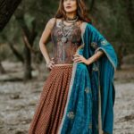 Payal Rohatgi Instagram - बहुत सारे आत्म हत्या के cases सुनाई दिए जा रहे हैं जहाँ पर artists भी अपनी लाइफ़ से निराश होकर ये दुनिया को छोड़कर जा रहे है। ये बहुत ज़्यादा निराशाजनक बात है और इसके पीछे की सोच को समझना बहुत ज़रूरी है। मैं ये नहीं कह रही थी की २०२० साल बहुत सरल था, काफ़ी कठिन साल था जहाँ पर सबने करोना वायरस की वजह से कठिनाईयां face करी। परंतु ये लॉकडाउन भी कोई सबक़ सिखाने के लिए आया हमारी ज़िंदगी में। रही बात karma की तो jo लोग इस virus के पीछे हैं उन्हें उनके कर्मों का फल ज़रूर मिलेगा।मगर artist को frustrate होकर ये नहीं समझना चाहिए कि सब कुछ ख़त्म हो गया क्योंकि उसने ये साल काम नहीं किया। अगर ज़िंदगी आपके plan ke अनुसार चल रही है तो अच्छी बात है मगर अगर ज़िंदगी आपके plan के अनुसार नहीं चल रही तो ओर भी ज़्यादा अच्छी बात है क्योंकि वो ज़िंदगी भगवान के plan ke अनुसार चल रही है। और भगवान ही है जिसने हमें मनुष्य का जीवन दिया है तो इस जीवन को जीये। कोई भी हमें ये नहीं कह सकता के क्या criteria है सफलता का और क्या criteria है और असफलता का ???Leftgang के economist Kaushik Basu की सोच तो expose हो गई जहाँ पे वो किसानों ke bill को काला क़ानून कह कर अपनी की publicity चाह रहे हैं ।मगर ऐसे लोग एक निराशाजनक narrative फैलाकर लोगों को depressed करते हैं जिसकी वजह से उन लोगों को जीने की ख़्वाहिश नहीं रहती है। भारत ke नौजवानों को यही कहना है कि अगर भारत की अर्थव्यवस्था इतनी ख़राब है तो भारत का sensex कैसे बढ़ हो रहा है और अगर भारत ke sensex का कोई connection नहीं है भारत की अर्थव्यवस्था से तो आप लोग लॉकडाउन ke समय shares को सीखने का online course करे और धीरे धीरे intraday trading करके अपनी rozi roti कमाने का ज़रिया ढूंढें बढ़ते हुए sensex ke samay में। Yoga भी करना शुरू करे क्योंकि yoga करने से ऐसे hormones release होते हैं जो आपको jeevan जीने की ओर लेके जाते हैं ना कि jeevan से निराश होकर उसे ख़त्म करने की सोच को बढ़ावा देते हैं। yog भी sanatana dharm की प्रथा है जिसे अब west में log अपना रहे है इसलिए शायद भारतीय log भी उसे copy करके ख़ुद की ज़िंदगी को सुधार लें। यही कहना है सभी नौजवानों से के leftist के narrative से निराश होकर आत्महत्या करना बंद करिए 🙏 #payalrohatgi Thor Lake