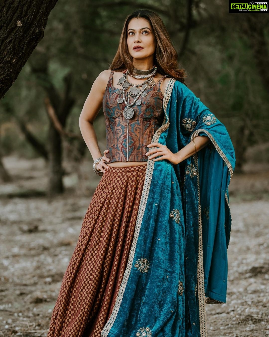 Payal Rohatgi Instagram - बहुत सारे आत्म हत्या के cases सुनाई दिए जा रहे हैं जहाँ पर artists भी अपनी लाइफ़ से निराश होकर ये दुनिया को छोड़कर जा रहे है। ये बहुत ज़्यादा निराशाजनक बात है और इसके पीछे की सोच को समझना बहुत ज़रूरी है। मैं ये नहीं कह रही थी की २०२० साल बहुत सरल था, काफ़ी कठिन साल था जहाँ पर सबने करोना वायरस की वजह से कठिनाईयां face करी। परंतु ये लॉकडाउन भी कोई सबक़ सिखाने के लिए आया हमारी ज़िंदगी में। रही बात karma की तो jo लोग इस virus के पीछे हैं उन्हें उनके कर्मों का फल ज़रूर मिलेगा।मगर artist को frustrate होकर ये नहीं समझना चाहिए कि सब कुछ ख़त्म हो गया क्योंकि उसने ये साल काम नहीं किया। अगर ज़िंदगी आपके plan ke अनुसार चल रही है तो अच्छी बात है मगर अगर ज़िंदगी आपके plan के अनुसार नहीं चल रही तो ओर भी ज़्यादा अच्छी बात है क्योंकि वो ज़िंदगी भगवान के plan ke अनुसार चल रही है। और भगवान ही है जिसने हमें मनुष्य का जीवन दिया है तो इस जीवन को जीये। कोई भी हमें ये नहीं कह सकता के क्या criteria है सफलता का और क्या criteria है और असफलता का ???Leftgang के economist Kaushik Basu की सोच तो expose हो गई जहाँ पे वो किसानों ke bill को काला क़ानून कह कर अपनी की publicity चाह रहे हैं ।मगर ऐसे लोग एक निराशाजनक narrative फैलाकर लोगों को depressed करते हैं जिसकी वजह से उन लोगों को जीने की ख़्वाहिश नहीं रहती है। भारत ke नौजवानों को यही कहना है कि अगर भारत की अर्थव्यवस्था इतनी ख़राब है तो भारत का sensex कैसे बढ़ हो रहा है और अगर भारत ke sensex का कोई connection नहीं है भारत की अर्थव्यवस्था से तो आप लोग लॉकडाउन ke समय shares को सीखने का online course करे और धीरे धीरे intraday trading करके अपनी rozi roti कमाने का ज़रिया ढूंढें बढ़ते हुए sensex ke samay में। Yoga भी करना शुरू करे क्योंकि yoga करने से ऐसे hormones release होते हैं जो आपको jeevan जीने की ओर लेके जाते हैं ना कि jeevan से निराश होकर उसे ख़त्म करने की सोच को बढ़ावा देते हैं। yog भी sanatana dharm की प्रथा है जिसे अब west में log अपना रहे है इसलिए शायद भारतीय log भी उसे copy करके ख़ुद की ज़िंदगी को सुधार लें। यही कहना है सभी नौजवानों से के leftist के narrative से निराश होकर आत्महत्या करना बंद करिए 🙏 #payalrohatgi Thor Lake