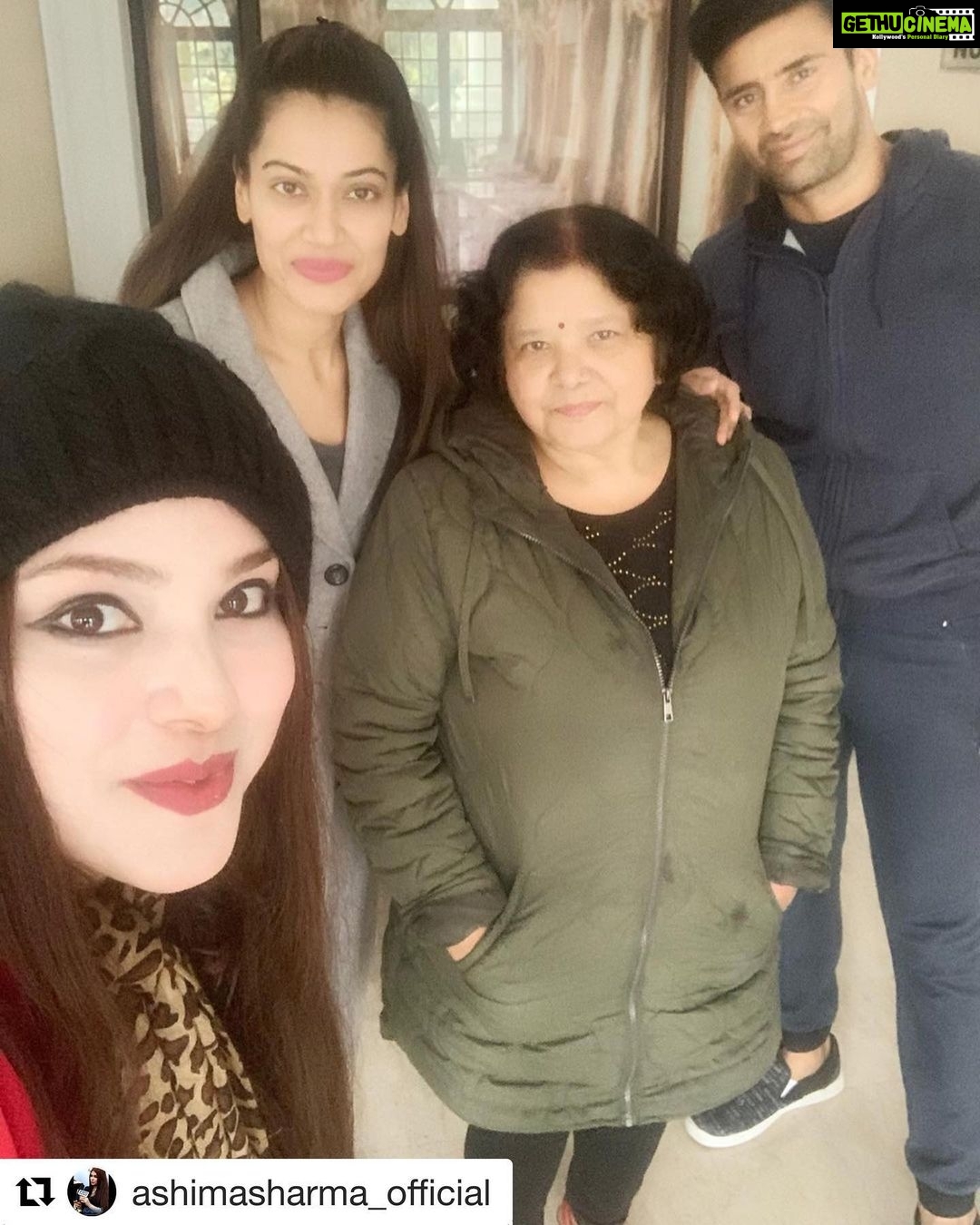 Payal Rohatgi Instagram - मैं हूँ भारत का Sikh। मेरे रगों में भगत सिंह का खून है।मैं जीता हूँ भारत के लिए मैं मरूँगा भी भारत के लिए। लेकिन आज ७० साल की आज़ादी के बाद भारत वर्ष से एक सवाल पूछता हूँ ?? क्यों आज भी मेरे गुरु का हत्यारा भारत में ज़िंदा है ? मेरे गुरु को औरंगज़ेब ने दिल्ली में मारा था और आज भी भारत में cities उसके नाम से रखी गयी है। मैं चाहता हूँ के औरंगाबाद का नाम बदले। मैं चाहता हूँ कि मेरे गुरु को मारने वाले हत्यारे का नामो निशान इस देश से मिट जाए। ये मेरी भारत के लोगों से विनंत्ती है 🙏 #Repost @ashimasharma_official with @get_repost ・・・ So good to catch up again 🤗🌺😇 @payalrohatgi & @sangramsingh_wrestler . Lots of love always #payalrohatgi #sangramsingh #ashimasharma #ashimascouture #instagood #instalove