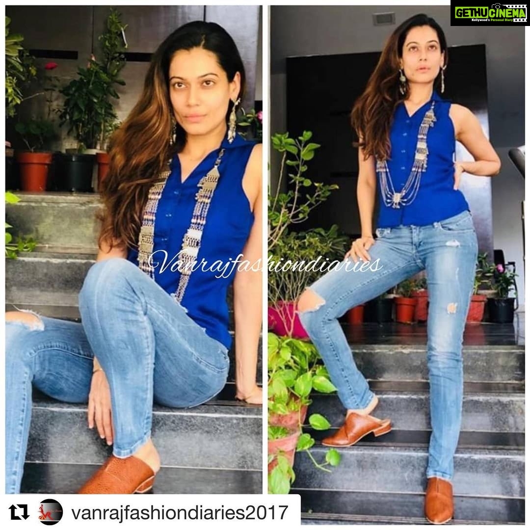 Payal Rohatgi Instagram - हम है UK के Sikh। हमारे पूर्वजों ने भारत की जन्मभूमि छोड़कर उस देश में बसना सही समझा जिस देश ने भारत को ग़ुलाम बनाकर रखा।हम उस अंग्रेजो के देश में नौकरी चाकरी करते हैं अपनी रोज़ी रोटी कमाने के लिए।हमें भारत से कुछ लेना देना नहीं हमें सिर्फ़ हमारे खालिस्तान के सपना पूरा करना है। और यह सपना पूरा करने के लिए हम बहुत सारे लोगों को तैयार कर रहे हैं जैसे के #TaranKaurDhillon जो है #HardKaur जो हिम्मत रखती है नरेन्द्र मोदी और अमित शाह को उनकी औक़ात दिखाने की 😹 तो ऐसे ओर भी बहुत #HardKaur हम पैदा करेंगे जो भारत को तोड़कर हमारे खालिस्तान के सपने को पूरा करेंगे। हमारे अंदर भगत सिंह का खून होता तो हम भारत छोड़कर अंग्रेजों के देश में नहीं बसते हैं। हम है UK के Sikh 😉 #Repost @vanrajfashiondiaries2017 with @get_repost ・・・ @payalrohatgi spotted wearing @sangeetaboochra jewellery Shoes by @chalkstudio #sangeetaboochra #celebstyle #stylefile #supermodel