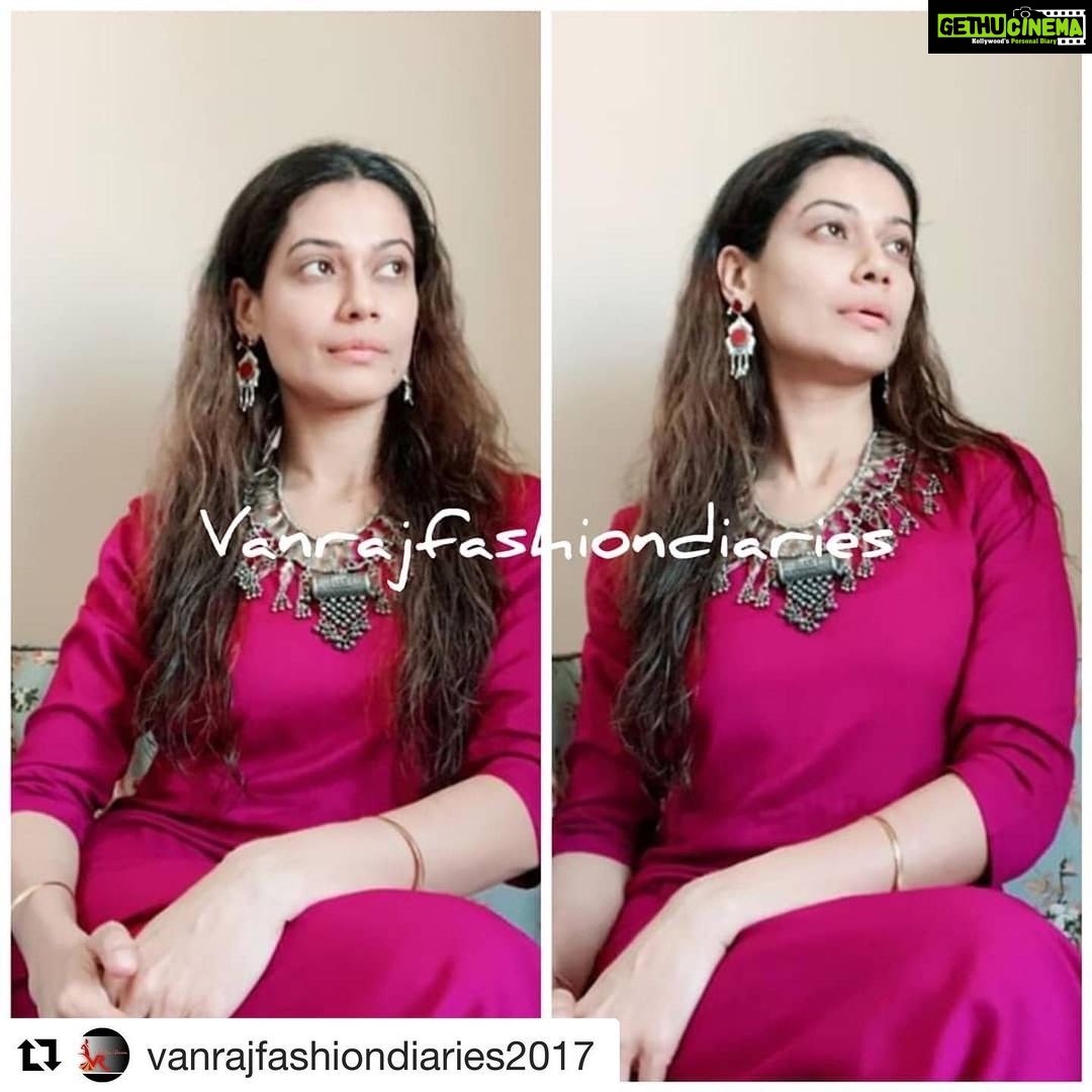 Payal Rohatgi Instagram - Punjab के KUCH छोटे मोटे celebrities को इतना कहना है कि यह mera 10 साल पुराना video viral करके ये मत narrative फैलाओ के मैं 30 लाख रुपये ले रही थी #DiljitDosanjh ke ऊपर video बनाने ke लिए। ये video जो आप viral कर रहे हो ये video पहले भी बहुत बार viral हो चुका है 😂😂 जब भी mera कोई video किसी को पसंद नहीं आया है उसने इल्ज़ाम लगाया है कि वो video मैंने ये 30,00,000 रुपये लेकर बनाया।Video की सच्चाई ये है कि 30 लाख रुपये मैं demand कर रही थी एक Hindi film में lead role के लिए १० साल पहले क्योंकि ये पैसे मैं demand करती थी पहले जब मेरे नाम से फ़िल्म release होती थी। Bollywood में black money था और शायद अभी भी थोड़ा बहुत है इसलिए मैंने पहले भी Demonetisation को support किया क्योंकि मैं as a भारतीय नागरिक समझती हूँ कि भारत के अंदर से corruption ख़त्म होना चाहिए। अब ये भी पता चला है कि pakistan ऐसे नक़ली accountबना रहा हे jo नक़ली account भारत के Hindu/Sikh के बीच में लड़ाई करवाए। शायद यही नक़ली account मुझे target कर रहे हैं और गालियाँ दे रहे हैं। इतना कहना है सब भारतीय सीखो से अगर बनना है अपनी ज़िंदगी में तो #KuldeepSinghBrar बनो जो India-Pakistan war में थे और जिन्होंने #OperationBluestar execute किया था। #BeantSingh और #SatwantSingh मत बनना जो #IndiraGandhi के वफ़ादार bodyguard थे जिन्होंने गाँधी को गोलियों से भून दिया। भारतीय सीखो से यही कहना है कि बनना है तो Kuldeep Singh Brar बनो जो भारत ke लिए लड़ा ना कि #SatwantSingh या #BeantSingh जिन्होंने अपने धर्म की सोच को support करने ke चक्कर में देश की प्रधानमंत्री को मार दिया। बड़ी बड़ी गाड़ियों में रास्ते पर आना, khalistan का flag हाथ में लेना ये farmers protest को support करना नहीं है। इतना कहना है सभी Canada ke सिखों को आप Bharath में नहीं रहते हैं आपको Bharath ke सिक्खों ke bare में नहीं पता उनको ये agriculture bill फ़ायदा देगा।Bharath ke अंदर लड़ाई मत करवाइए यही कहना है Canada में बैठे हुए सिखों से जिनके pass कोई information नहीं है इस Agri bill के बारे में 🙏 #Repost @vanrajfashiondiaries2017 with @get_repost ・・・ Everytime @payalrohatgi teaches us how to wear #silverjewelry in style Jewels by @sangeetaboochra #payalrohtagi #paayalrohatgi #celebstyle #stylefile #supermodel #styleblogger #outfitoftheday #intensity #bollywoodbeauty #bollywoodheroine #jewelry #bollywooddiva #hindimovie