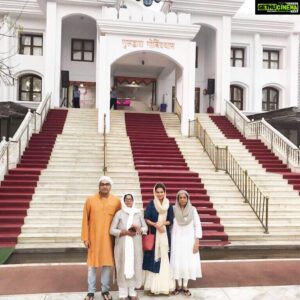 Payal Rohatgi Instagram - Waheguru ji da Khalsa, Waheguru ji ki Fateh 🙏 With very heavy heart we are sharing this photo to show people the reality🙏I am Sikh too as my Nani was a Sikh 🙏 Pls try to understand that FEW Punjabi Celebrities are misleading farmers for their own FAME 🙏 They are bringing religion by bringing photo of Bhindrawala in their protest. They are musguiding the REAL FARMERS. Real farmers are dying in COLD at borders. Same thing happened in Shaheen Baug protest. Children were brought out in cold to protest for a bill that had nothing to do with them🙏 #payalrohatgi #SikhsandHindus