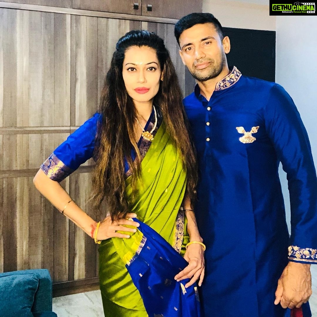 Payal Rohatgi Instagram - आज का मुद्दा है उन लोगों के लिए जो कहते हैं कि क़ानून समान है सभी के लिए। क्यूँकि हमें समझ नहीं पड़ा कि कैसे दो औरतें जो drugs के सेवन के लिए jail गयी #RheaChakravarthy और #BhartiSingh दोनो के jail time में फ़र्क़ था ??? Rhea एक महीने तक jail में थी क्यूँकि drug trafficking का आरोप साबित नहीं हुआ उस पर मगर bharti को तो bail २ दिन में मिल गई। बड़ा public platform पर observe करने वाला fact। अब कुछ लोग बोलते हैं मुझे कि मेरा YouTube subscriber कम कोई #algorithmchange की वजह से हो रहा है। जिसकी वजह से fake subscribers भाग रहे हैं 🤪 यह fake subscribers सुशांत मामले पर जब से मैं बोलने लगी तब से मेरेको follow कर रहे थे 🤨 मगर मैंने उन्हें पैसे देकर बोला नहीं follow करने के लिए 🤣 और बहुत सारे YouTube के accounts हैं जो जानबूच कर fake speculation फेला रहे हैं और उनके fake subscribers बड़ रहे हैं 🤣🤣🤣 कोई तो important बंदा है यह #algorithmchange के फ़ंडे में क्यूँकि बहुत सारे YouTube channels जो सुशांत के ऊपर बोल रहे थे इन सबके subscribers बड़ रहे थे तो अब उनके channel से यह fake वाले क्यूँ नहीं भाग रहे ??? यह पायल के verified channel पर ही हो रहा है 🤣 ठीक है जो हो रहा है public में हो रहा है तो इतना कहना है कि सुशांत की मौत से सबसे ज़्यादा फ़ायदा भाजपा को हुआ क्यूँकि उन्होंने Bihar elections जीती 😹 मैंने क्या पाया? मैंने तो verified Twitter खोया और यह अब जो computer motivated subscriber भागने का algorithm किसिने लगाया है वो तो सोने पे सुहागा है 🤣🤣 सच सुनने की षमता सब में होनी चाहिए 🙏