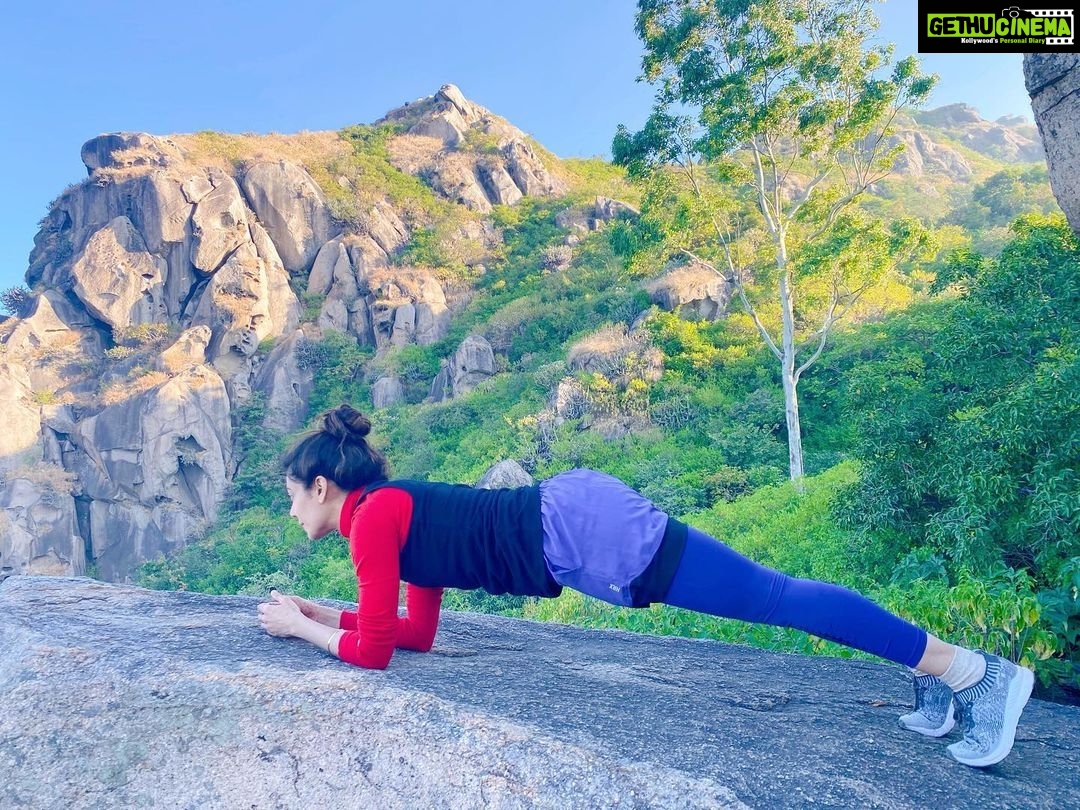 Payal Rohatgi Instagram - जब से मैंने #BhartiSingh पर video बनाया मेरी #MainHoonSeries में तब से trolls ने मेरे ऊपर आरोप लगाया कि मैं Bharti के शरीर के ऊपर personal comments कर रही हूँ 😂 तो इनको इतना कहना है कि मैं Bharti Singh बनकर खुद का मज़ाक़ उड़ा रही थी क्यूँकि Bharti भी यह ड्रामा करती है अपने comedy show में TRP के लिए। अगर body shaming के ऊपर चर्चा करनी है तो discuss करो #KapilSharma का tweet जहां वो एक troll के उँगली मार उस पर drugs का सेवन का आरोप लगाया तो वो इतना उत्तेजित हुआ कि troll के मोटापे पर lecture देने लगा 🤣 मगर उसे कोई मेरा hater lecture नहीं देगा क्यूँकि trolls भी नक़ली ड्रामा करते हैं किसि के इशारों पर 🙏 #payalrohatgi Mount Abu Wildlife Sanctuary