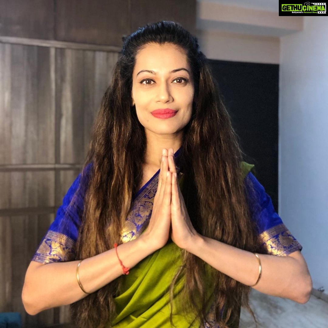 Payal Rohatgi Instagram - भारत के बॉलीवुड के अंदर एक बहुत noticable fact है क़ि अगर कोई मुस्लिम ऐक्टर नाम या शौहरत पाता है तो वो अपने धर्म का ज़रूर प्रचार करता है। #ZairaWasim ने तो सच में अपना बॉलीवुड career छोड़ दिया धर्म के लिए और #SanaKhan शायद PR activity द्वारा अपने धर्म को promote कर रही है। यह भी fact है क़ि मुस्लिम superstars अपने धार्मिक slogans बोलते हैं public platform में और उसे बोलने से शर्माते नहीं। दूसरी ओर हिन्दु superstar #AkshayKumar कभी #जैश्रीराम का नारा नहीं लगाता public platform पर। और यह सब हिन्दु actors जो celebrities बन जाते हैं छोटे या बड़े जैसे Swara या #SonamKapoor #AnushkaSharma types यह लोग Hinduphobia फ़ेलाते है। याद रखे यह बात इन्हें ओर प्रसिद्ध बनाने से पहले 🙏 #payalrohatgi @myngels_26