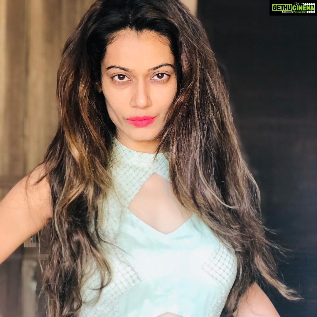 Payal Rohatgi Instagram - भेड़ बकरी सोच रखने वाले punjabi celebs जो Instagram पर नक़ली million followers लेके बैठे हैं मुझे target कर रहे हैं ये कहकर कि मैं fame चाहती हूँ 🤪 तो मैं उनको इतना कहना चाहती हूँ मैं famous हूँ इसलिए आप log मुझे target कर रहे हैं क्योंकि मेरा video जो Diljit पर था उसकी चाटने ke चक्कर में आप भूल गए हैं कि मासूम किसानों को उनका हक़ आप नहीं दिलवा रहे ये stupid protest करके। Agri Reforms किसानों ke हित में है असली किसान jo ग़रीब होते हैं जिनकी फसलों का उनको सही दाम नहीं मिलता है। उनके लिए ये bill बोहोत फ़ायदेमंद साबित होगा मगर जो लोग अपने Instagram से बाहर आते ही नहीं और Instagram पर drama करते हैं उनको kisaan की कठिनाइयों ke बारे में क्या पता ??? किसान अब अपनी फसल Bharath ke किसी भी कोने में बेच सकता है MIDDLEMAN को निकाल कर जो उसे उसकी फसल का सही दाम नहीं देता था अभी तक। यह रिफॉर्म congress भी चाहता था वो congress जिसने भारत को पहली महिला प्रधानमंत्री दी INDIRA GANDHI जिसने SANT भिंडरावाला को execute करवाया। मासूम किसानों ke हाथ में कौन भिंडरावाला की तस्वीर दे रहा है ?? जो punjabi celebrity है इनको क्यों लगता है कि हमारे आदरणीय प्रधानमंत्री किसानों ke ख़िलाफ़ bill pass करेंगे ?? हम उस desh से हैं जिस desh में #JaikisaanJaiJawan की सोच है 🙏 ये ek राजनीतिक षडयंत्र है जहां Diljit अपना निजी फ़ायदा देख Kangana को लगातार target कर रहा हे और Diljit के good books में आने के लिए यह भेड़ बकरी celebrities मुझे target कर रहे हैं। #BarkhaDutt भिंडरावाला को आतंकवादी मानती है jo एक सेक्युलर है।मुझे बस इतना कहना है कि real किसानों का ग़लत इस्तेमाल किया जा रहा है जो राजनीतिक षडियंतर है। Sangram जी jo एक wrestler है भारत ke लिए खेल चुके हैं वो actually समझते हैं कि kisaan कितनी मेहनत करता है। उनके तो खेत है Haryana में जहाँ वो सच में खेती करते हैं जब जाते हैं नक़ली PR ACTIVITY नहीं करते हैं जैसे bollywood ke superstars करते हैं लॉकडाउन के समय। सच्चे किसानों का इस्तेमाल करना राजनीतिक फ़ायदे के लिए बताता है कि punjab ke अंदर शायद celebrities अभी भी सुबह सुबह SASTA NASHA करते हैं या फिर जान बूझकर 1 ग़लत सोच को फैला रहे हैं अपने निजी फ़ायदा के लिए। Coronavirus Pandemic में ग़रीब किसानों को समूह में लाकर आंदोलन करवाना वो bill ke लिए जो उनके फ़ायदे ke लिए है दिखाता है कौन idiot है या कौन सच में खालिस्तानी सोच का Promoter 🙏 https://youtu.be/R_gSioSe7MY