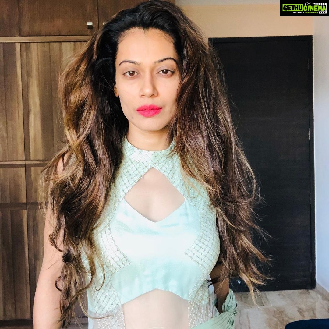 Payal Rohatgi Instagram - भेड़ बकरी सोच रखने वाले punjabi celebs जो Instagram पर नक़ली million followers लेके बैठे हैं मुझे target कर रहे हैं ये कहकर कि मैं fame चाहती हूँ 🤪 तो मैं उनको इतना कहना चाहती हूँ मैं famous हूँ इसलिए आप log मुझे target कर रहे हैं क्योंकि मेरा video जो Diljit पर था उसकी चाटने ke चक्कर में आप भूल गए हैं कि मासूम किसानों को उनका हक़ आप नहीं दिलवा रहे ये stupid protest करके। Agri Reforms किसानों ke हित में है असली किसान jo ग़रीब होते हैं जिनकी फसलों का उनको सही दाम नहीं मिलता है। उनके लिए ये bill बोहोत फ़ायदेमंद साबित होगा मगर जो लोग अपने Instagram से बाहर आते ही नहीं और Instagram पर drama करते हैं उनको kisaan की कठिनाइयों ke बारे में क्या पता ??? किसान अब अपनी फसल Bharath ke किसी भी कोने में बेच सकता है MIDDLEMAN को निकाल कर जो उसे उसकी फसल का सही दाम नहीं देता था अभी तक। यह रिफॉर्म congress भी चाहता था वो congress जिसने भारत को पहली महिला प्रधानमंत्री दी INDIRA GANDHI जिसने SANT भिंडरावाला को execute करवाया। मासूम किसानों ke हाथ में कौन भिंडरावाला की तस्वीर दे रहा है ?? जो punjabi celebrity है इनको क्यों लगता है कि हमारे आदरणीय प्रधानमंत्री किसानों ke ख़िलाफ़ bill pass करेंगे ?? हम उस desh से हैं जिस desh में #JaikisaanJaiJawan की सोच है 🙏 ये ek राजनीतिक षडयंत्र है जहां Diljit अपना निजी फ़ायदा देख Kangana को लगातार target कर रहा हे और Diljit के good books में आने के लिए यह भेड़ बकरी celebrities मुझे target कर रहे हैं। #BarkhaDutt भिंडरावाला को आतंकवादी मानती है jo एक सेक्युलर है।मुझे बस इतना कहना है कि real किसानों का ग़लत इस्तेमाल किया जा रहा है जो राजनीतिक षडियंतर है। Sangram जी jo एक wrestler है भारत ke लिए खेल चुके हैं वो actually समझते हैं कि kisaan कितनी मेहनत करता है। उनके तो खेत है Haryana में जहाँ वो सच में खेती करते हैं जब जाते हैं नक़ली PR ACTIVITY नहीं करते हैं जैसे bollywood ke superstars करते हैं लॉकडाउन के समय। सच्चे किसानों का इस्तेमाल करना राजनीतिक फ़ायदे के लिए बताता है कि punjab ke अंदर शायद celebrities अभी भी सुबह सुबह SASTA NASHA करते हैं या फिर जान बूझकर 1 ग़लत सोच को फैला रहे हैं अपने निजी फ़ायदा के लिए। Coronavirus Pandemic में ग़रीब किसानों को समूह में लाकर आंदोलन करवाना वो bill ke लिए जो उनके फ़ायदे ke लिए है दिखाता है कौन idiot है या कौन सच में खालिस्तानी सोच का Promoter 🙏 https://youtu.be/R_gSioSe7MY