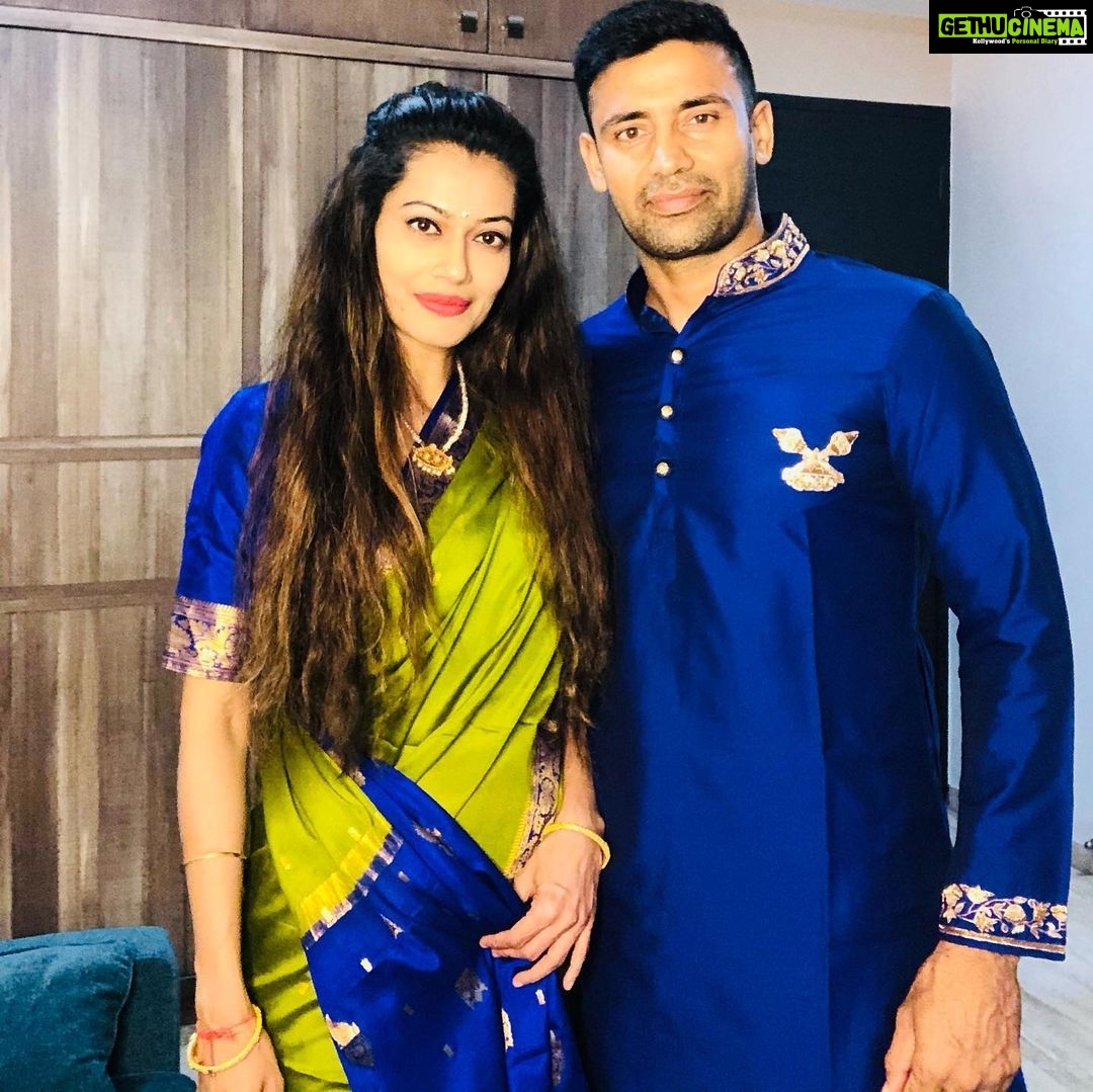 Payal Rohatgi Instagram - आज का मुद्दा है उन लोगों के लिए जो कहते हैं कि क़ानून समान है सभी के लिए। क्यूँकि हमें समझ नहीं पड़ा कि कैसे दो औरतें जो drugs के सेवन के लिए jail गयी #RheaChakravarthy और #BhartiSingh दोनो के jail time में फ़र्क़ था ??? Rhea एक महीने तक jail में थी क्यूँकि drug trafficking का आरोप साबित नहीं हुआ उस पर मगर bharti को तो bail २ दिन में मिल गई। बड़ा public platform पर observe करने वाला fact। अब कुछ लोग बोलते हैं मुझे कि मेरा YouTube subscriber कम कोई #algorithmchange की वजह से हो रहा है। जिसकी वजह से fake subscribers भाग रहे हैं 🤪 यह fake subscribers सुशांत मामले पर जब से मैं बोलने लगी तब से मेरेको follow कर रहे थे 🤨 मगर मैंने उन्हें पैसे देकर बोला नहीं follow करने के लिए 🤣 और बहुत सारे YouTube के accounts हैं जो जानबूच कर fake speculation फेला रहे हैं और उनके fake subscribers बड़ रहे हैं 🤣🤣🤣 कोई तो important बंदा है यह #algorithmchange के फ़ंडे में क्यूँकि बहुत सारे YouTube channels जो सुशांत के ऊपर बोल रहे थे इन सबके subscribers बड़ रहे थे तो अब उनके channel से यह fake वाले क्यूँ नहीं भाग रहे ??? यह पायल के verified channel पर ही हो रहा है 🤣 ठीक है जो हो रहा है public में हो रहा है तो इतना कहना है कि सुशांत की मौत से सबसे ज़्यादा फ़ायदा भाजपा को हुआ क्यूँकि उन्होंने Bihar elections जीती 😹 मैंने क्या पाया? मैंने तो verified Twitter खोया और यह अब जो computer motivated subscriber भागने का algorithm किसिने लगाया है वो तो सोने पे सुहागा है 🤣🤣 सच सुनने की षमता सब में होनी चाहिए 🙏