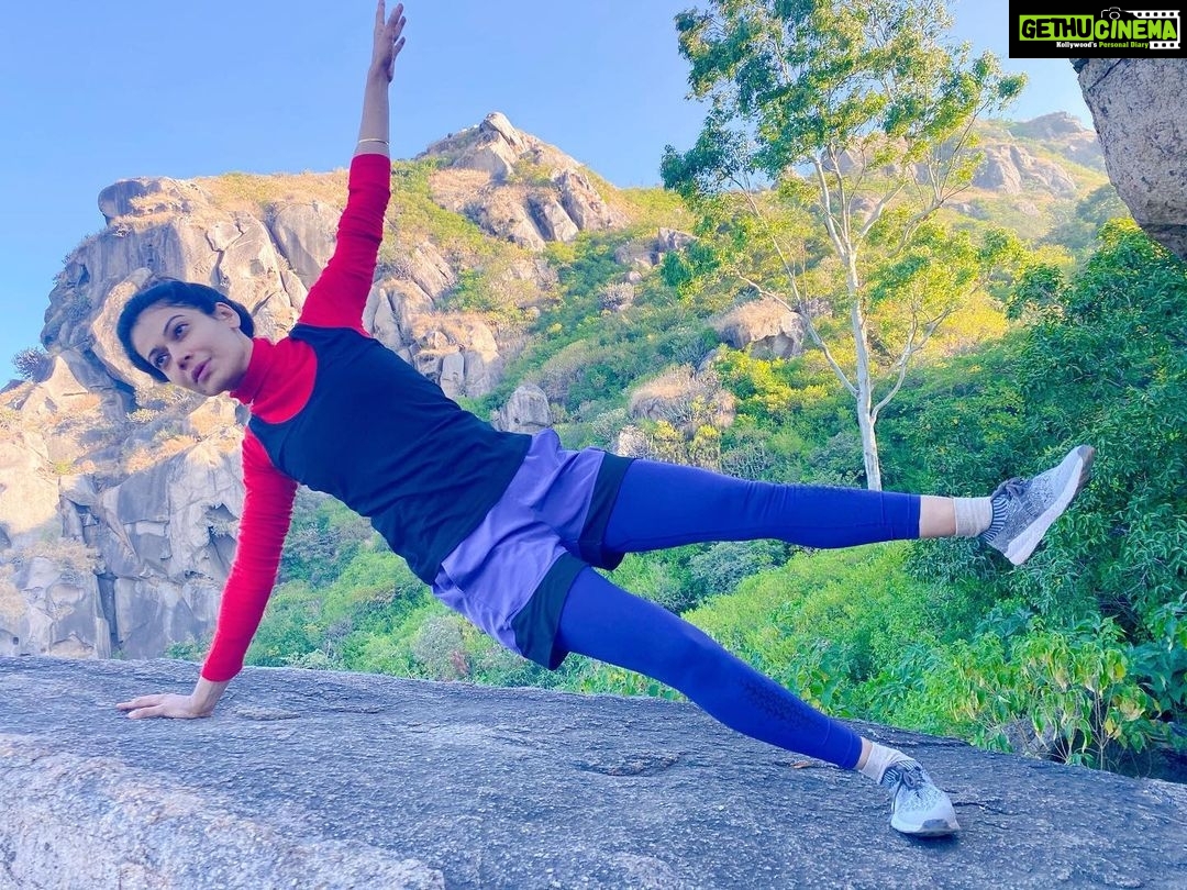 Payal Rohatgi Instagram - जब से मैंने #BhartiSingh पर video बनाया मेरी #MainHoonSeries में तब से trolls ने मेरे ऊपर आरोप लगाया कि मैं Bharti के शरीर के ऊपर personal comments कर रही हूँ 😂 तो इनको इतना कहना है कि मैं Bharti Singh बनकर खुद का मज़ाक़ उड़ा रही थी क्यूँकि Bharti भी यह ड्रामा करती है अपने comedy show में TRP के लिए। अगर body shaming के ऊपर चर्चा करनी है तो discuss करो #KapilSharma का tweet जहां वो एक troll के उँगली मार उस पर drugs का सेवन का आरोप लगाया तो वो इतना उत्तेजित हुआ कि troll के मोटापे पर lecture देने लगा 🤣 मगर उसे कोई मेरा hater lecture नहीं देगा क्यूँकि trolls भी नक़ली ड्रामा करते हैं किसि के इशारों पर 🙏 #payalrohatgi Mount Abu Wildlife Sanctuary